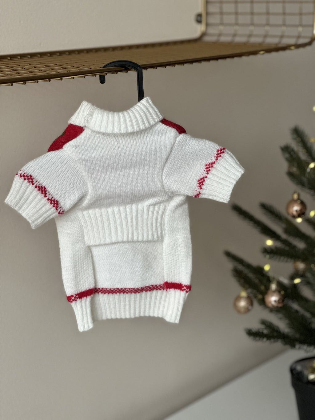 Светр білого кольору з новорічним принтом Сніжинка