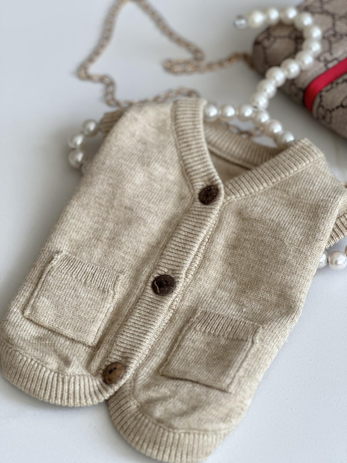 Светр-безрукавка бежевого кольору Designed