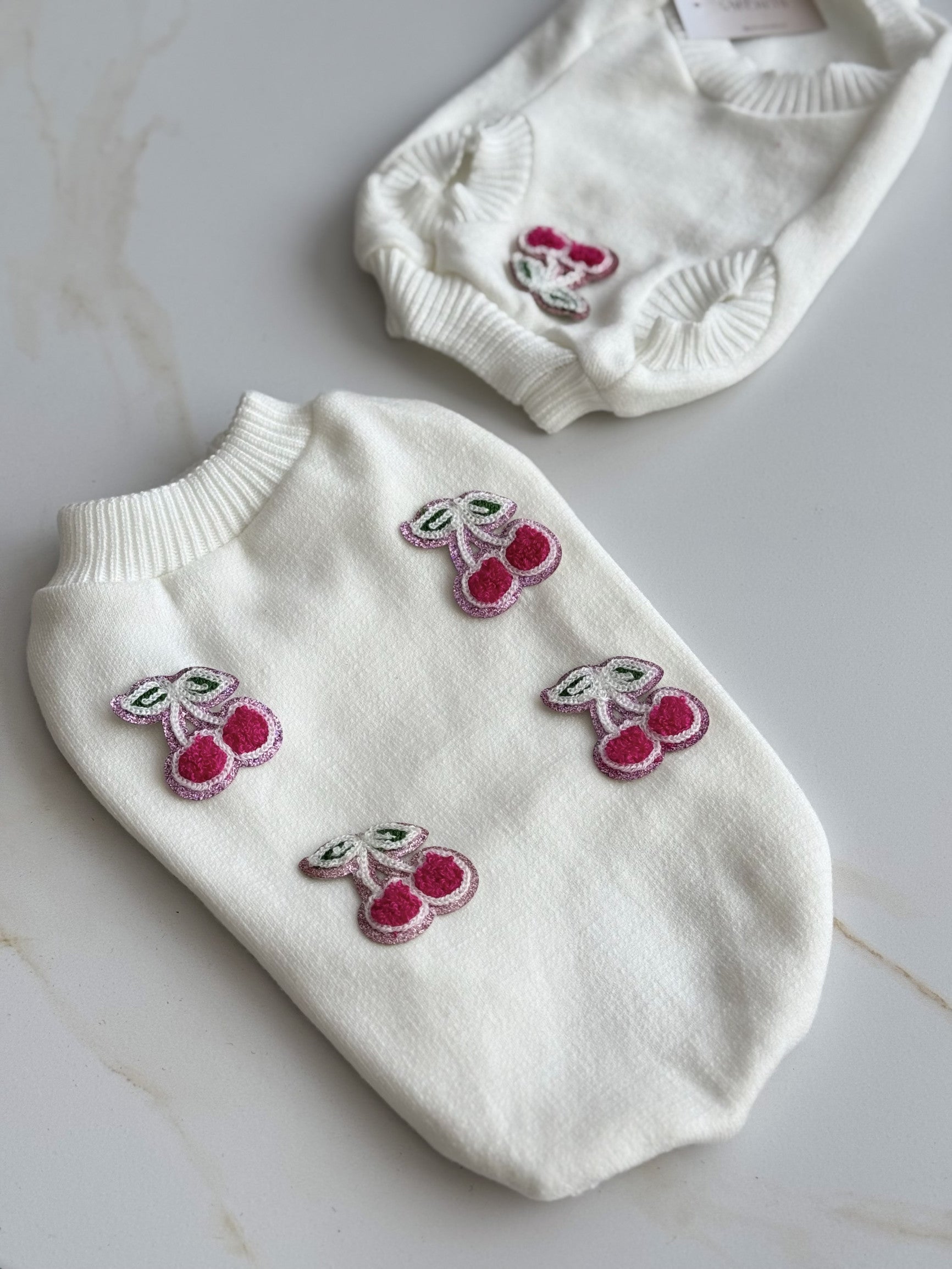 Светр молочного кольору з нашивками Cherry