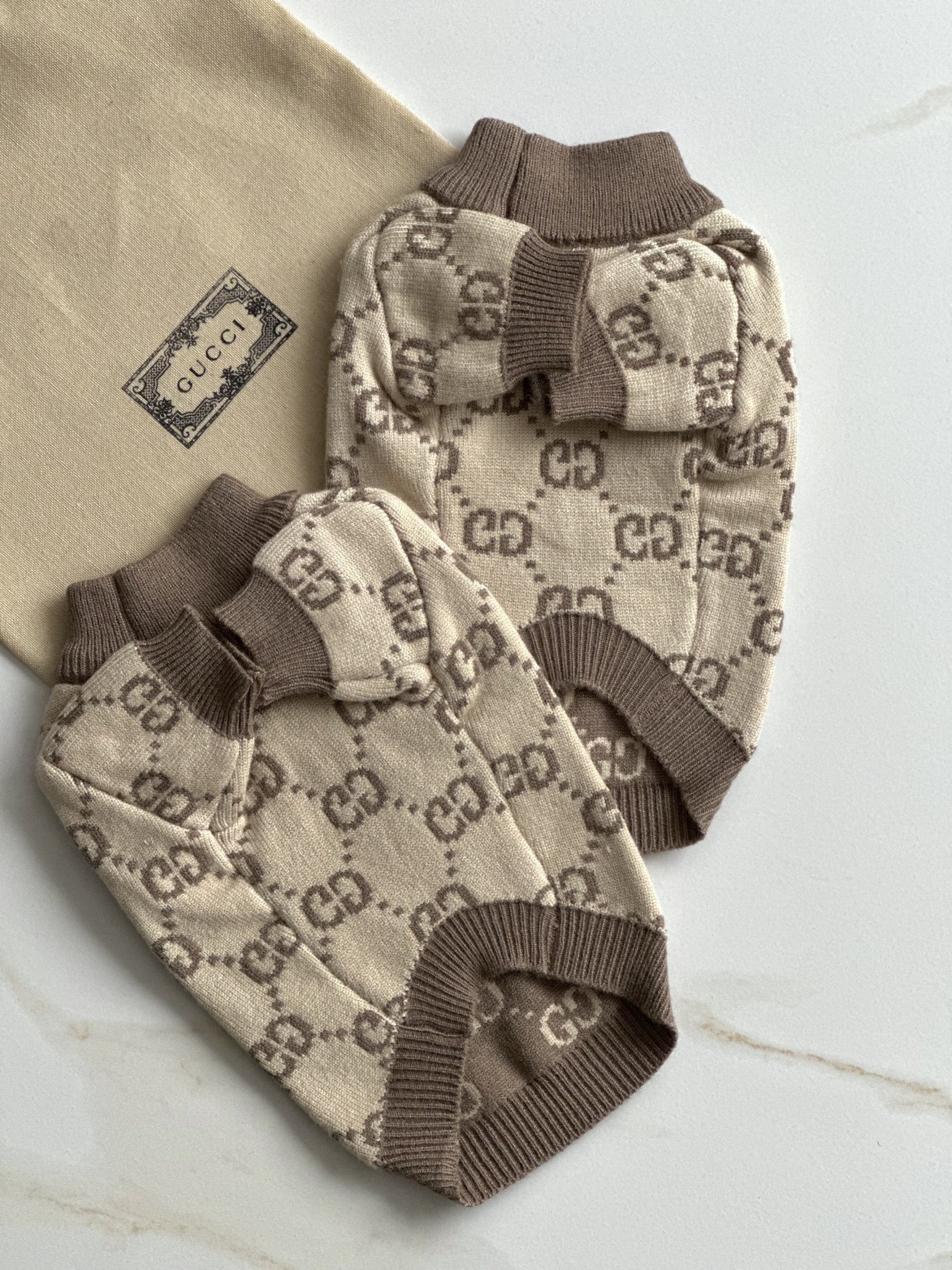 Светр бежево-коричневого кольору з принтом Gucci