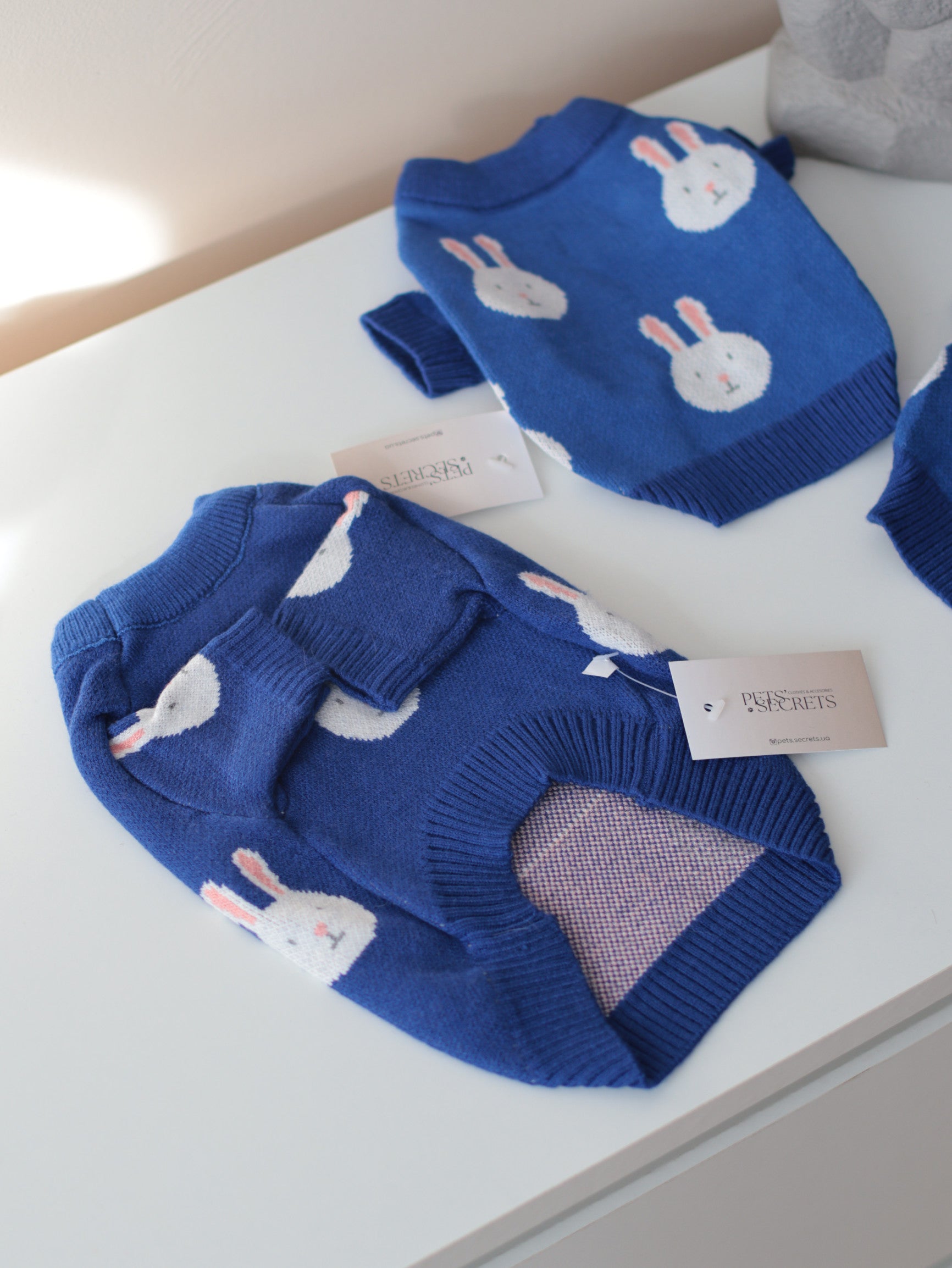 Светр синього кольору з принтом Зайці