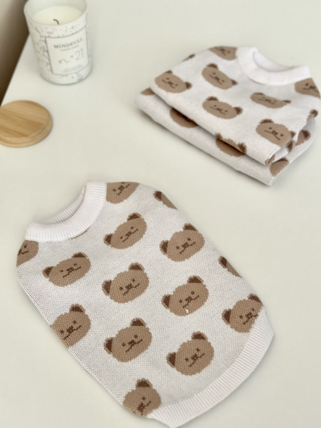 Светр-безрукавка білого кольору з принтом Bear