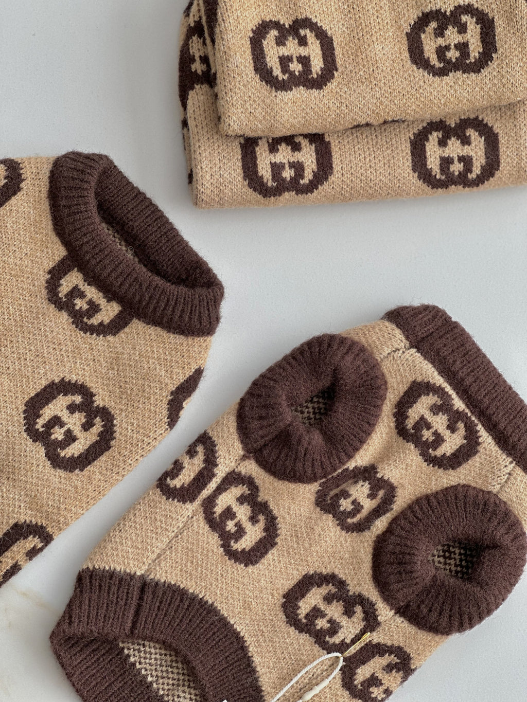 Beige-brown sleeveless sweater with Gucci print