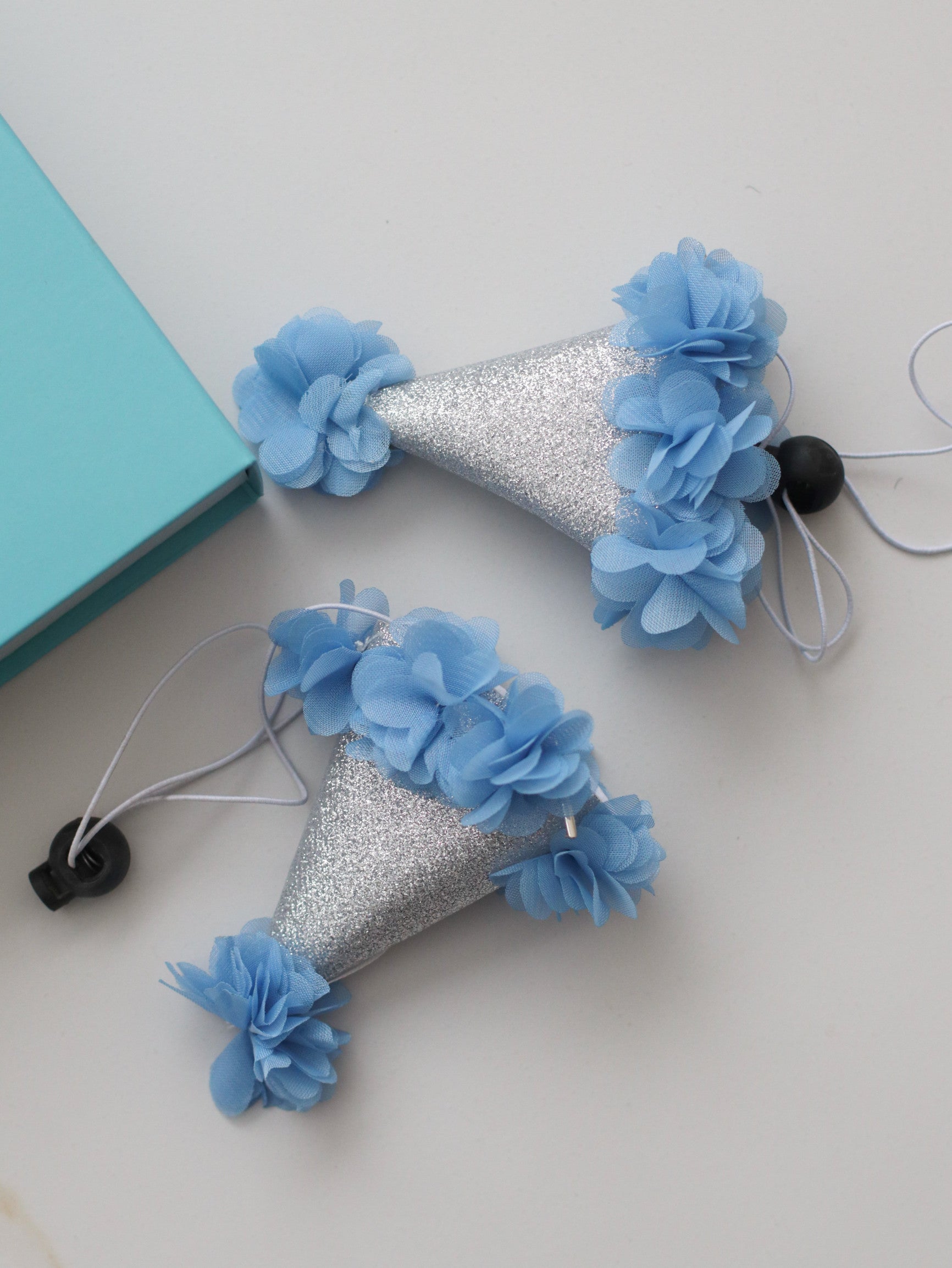 Ковпак святковий блакитного кольору Blue Sparkle