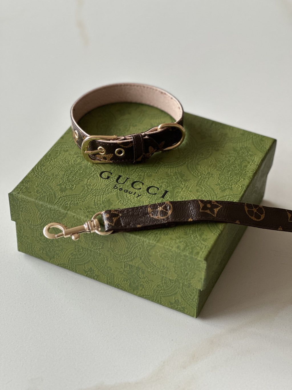 Нашийник у наборі з повідцем коричневого кольору з квітковим принтом LV