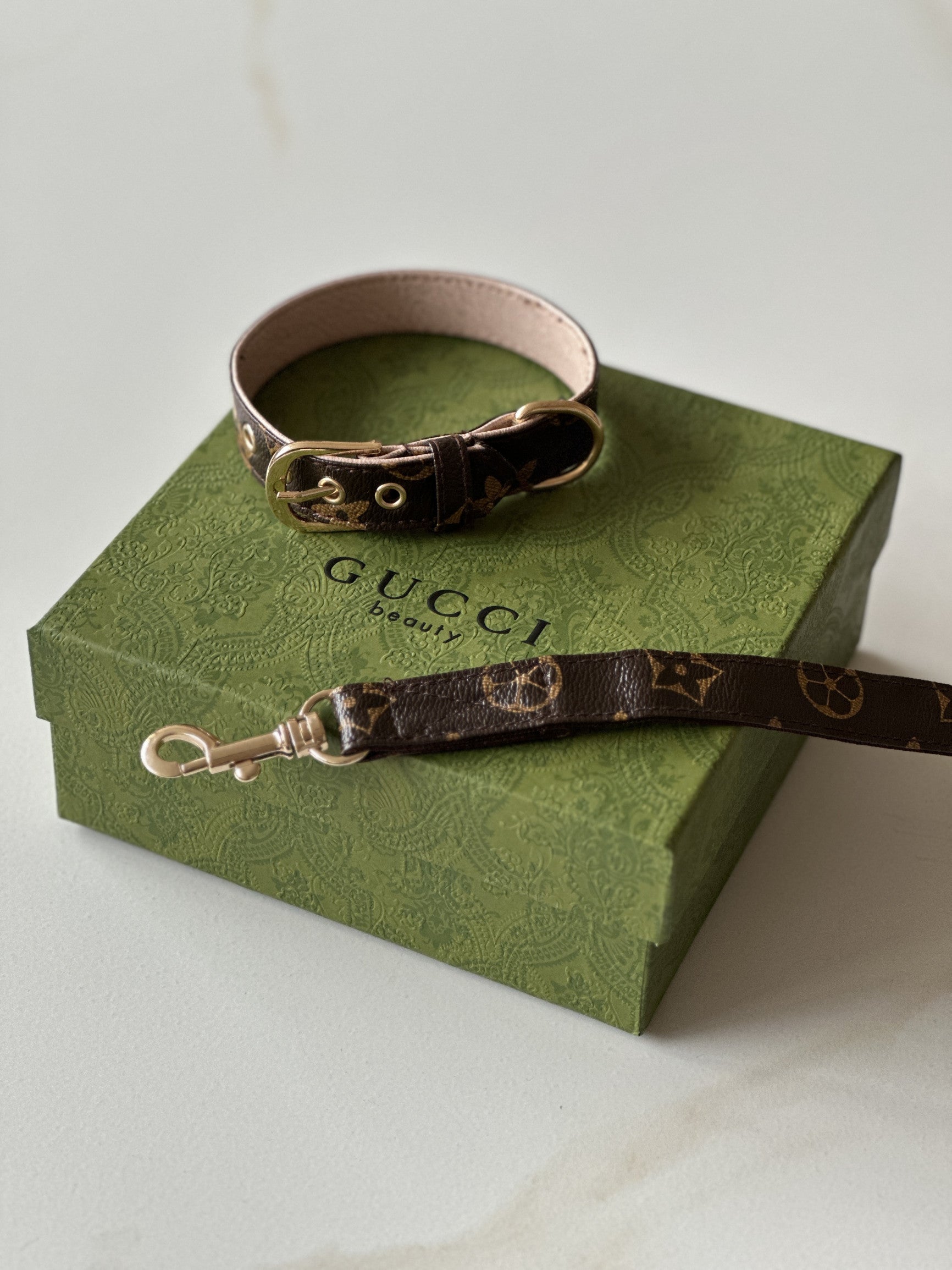 Нашийник у наборі з повідцем коричневого кольору з квітковим принтом LV