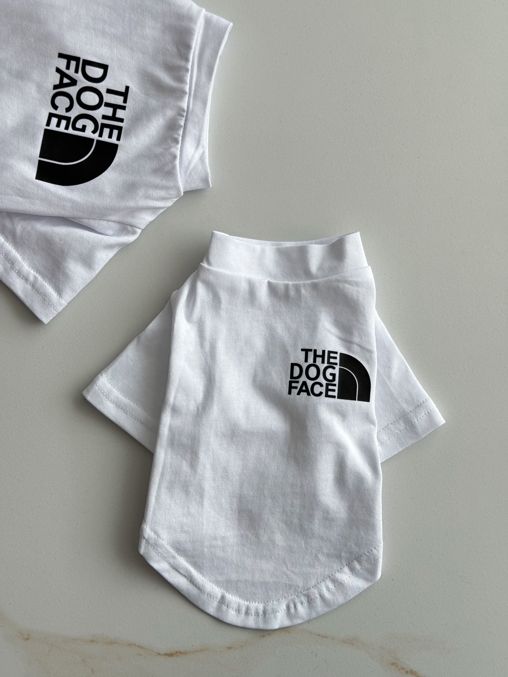 Футболка білого кольору з принтом The Dog Face