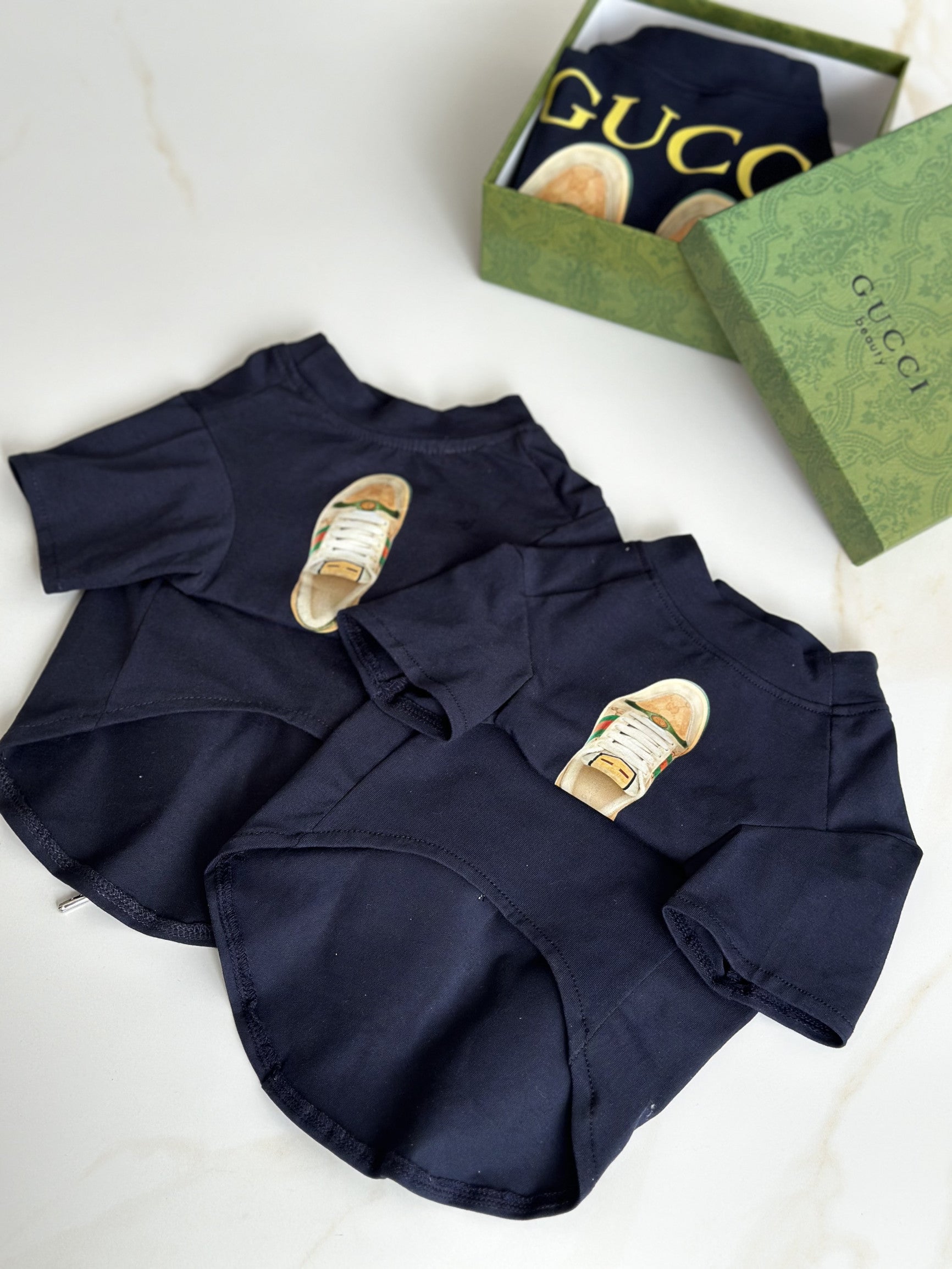 Футболка темно-синього кольору з кедами та принтом Gucci