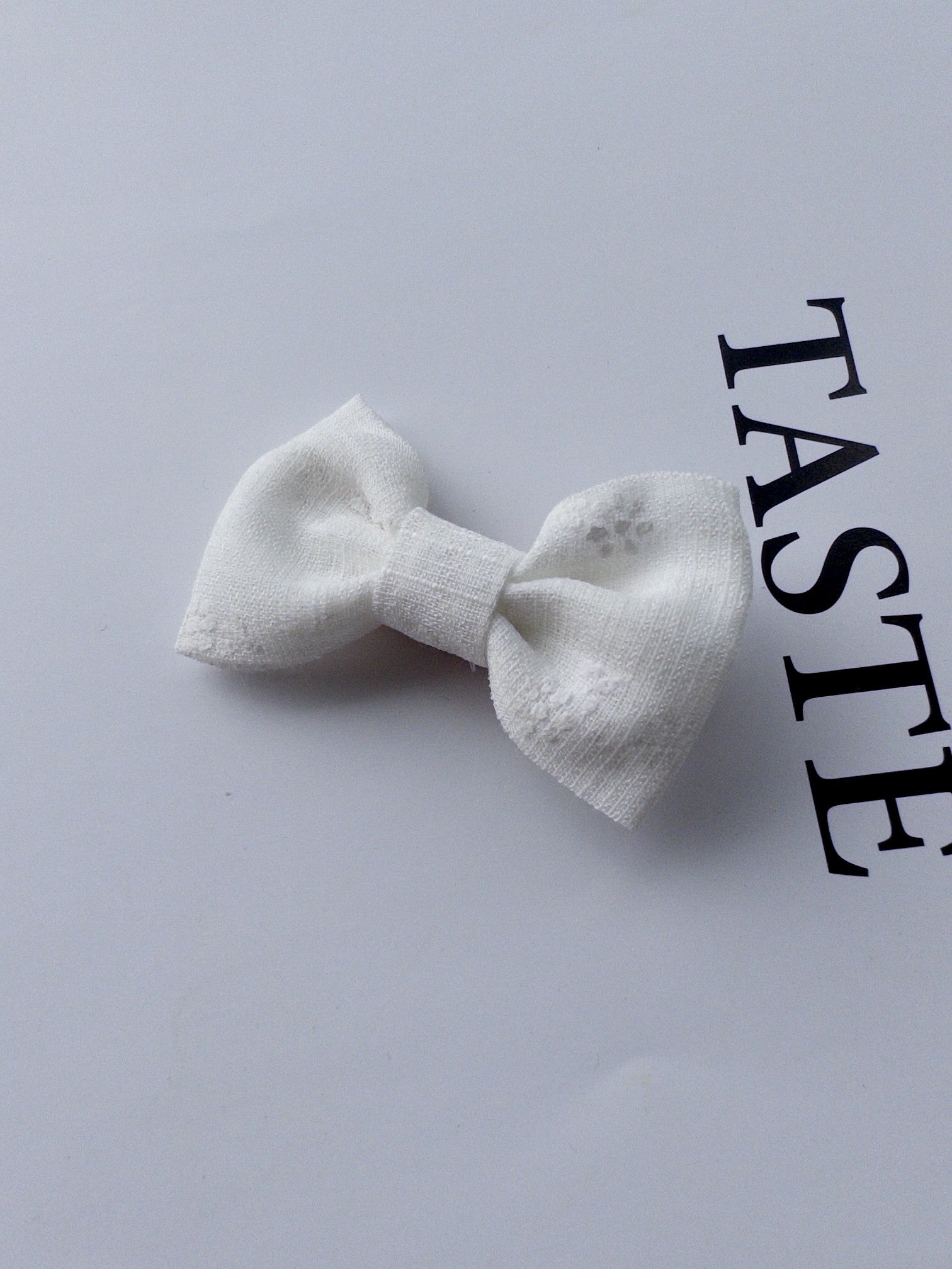 Заколка білого кольору Floral Bow