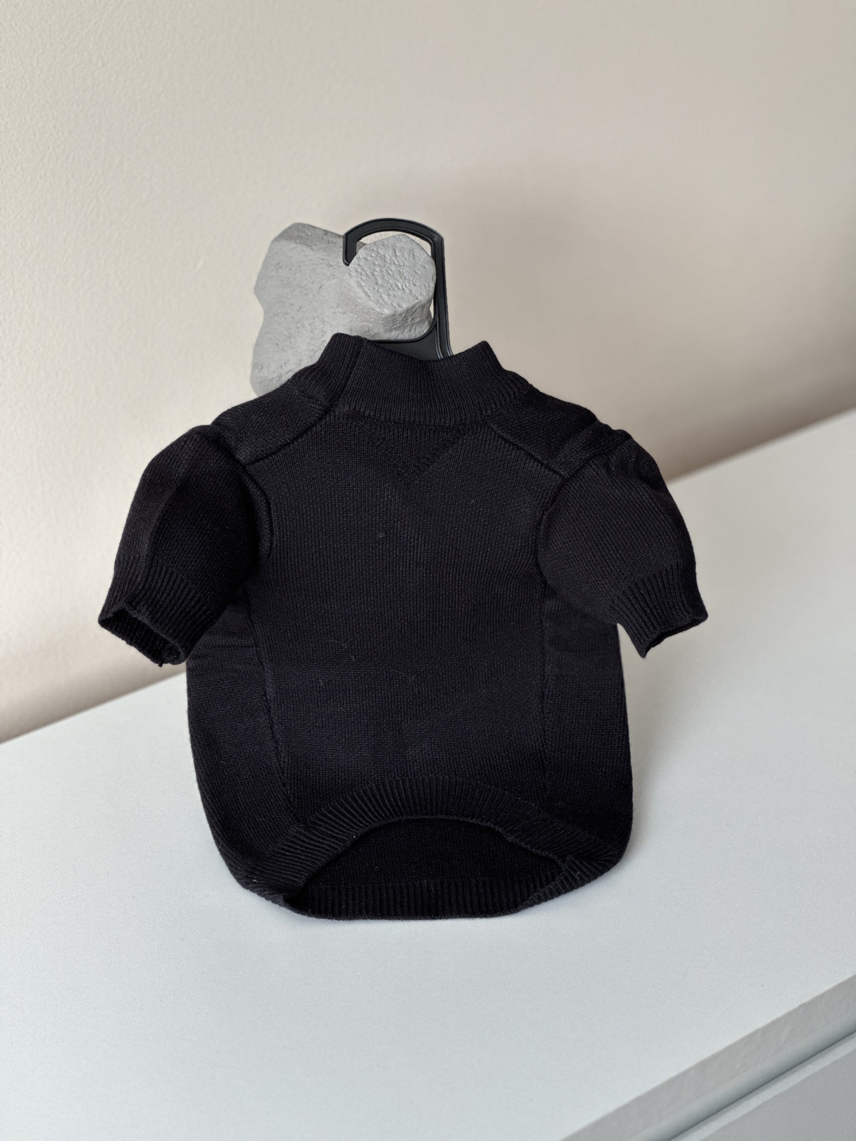 Светр чорного кольору з принтом Prada