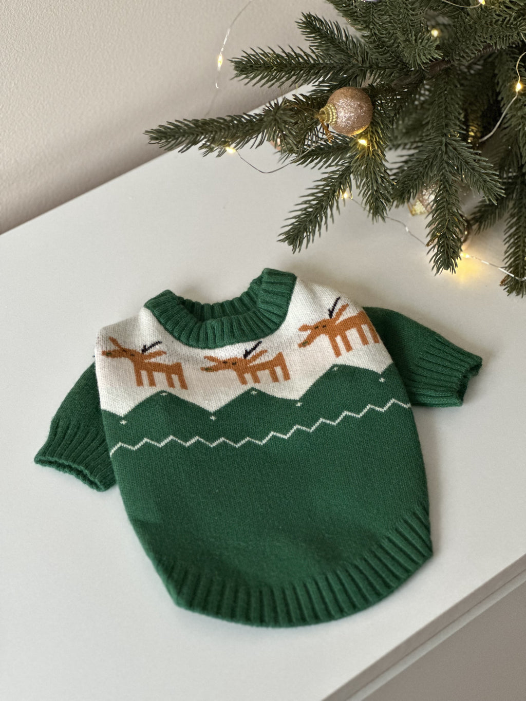 Светр зеленого кольору з новорічним принтом Олені