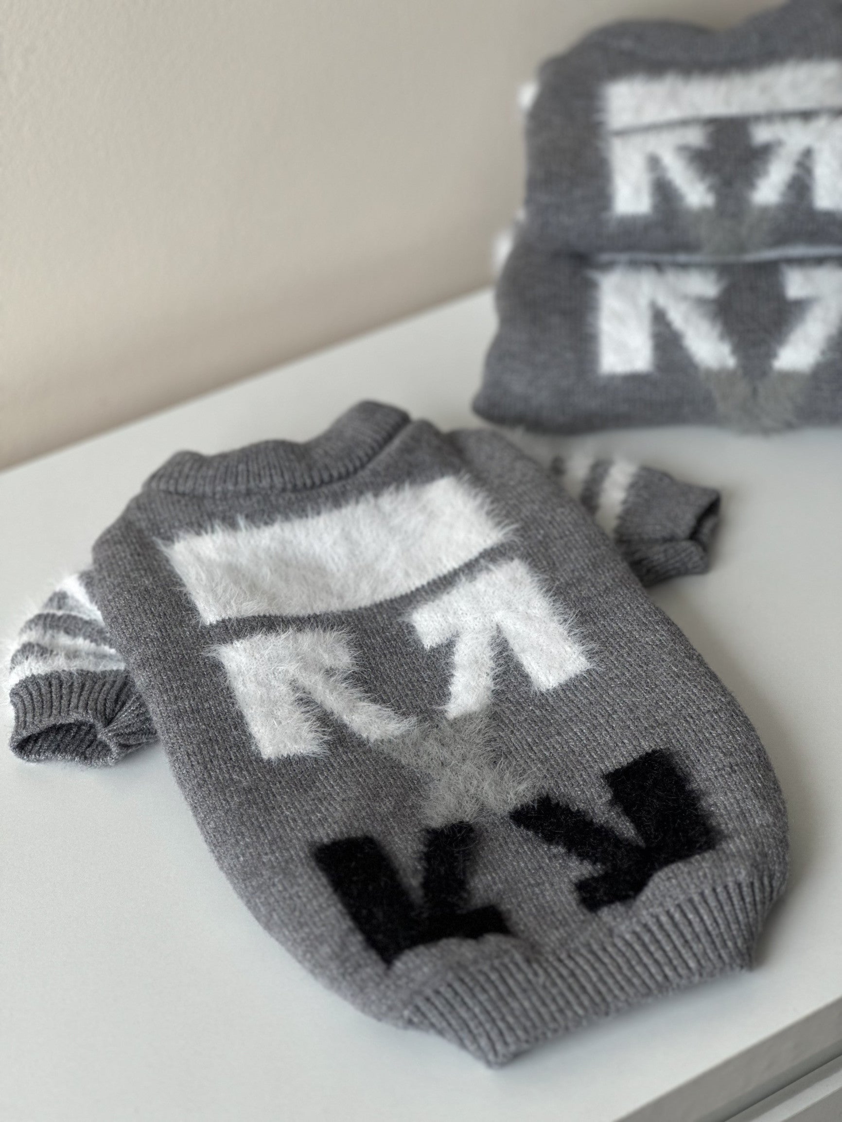 Светр сірого кольору з принтом Off White