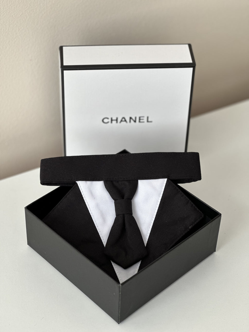 Нагрудник чорно-білого кольору Gentle Dog