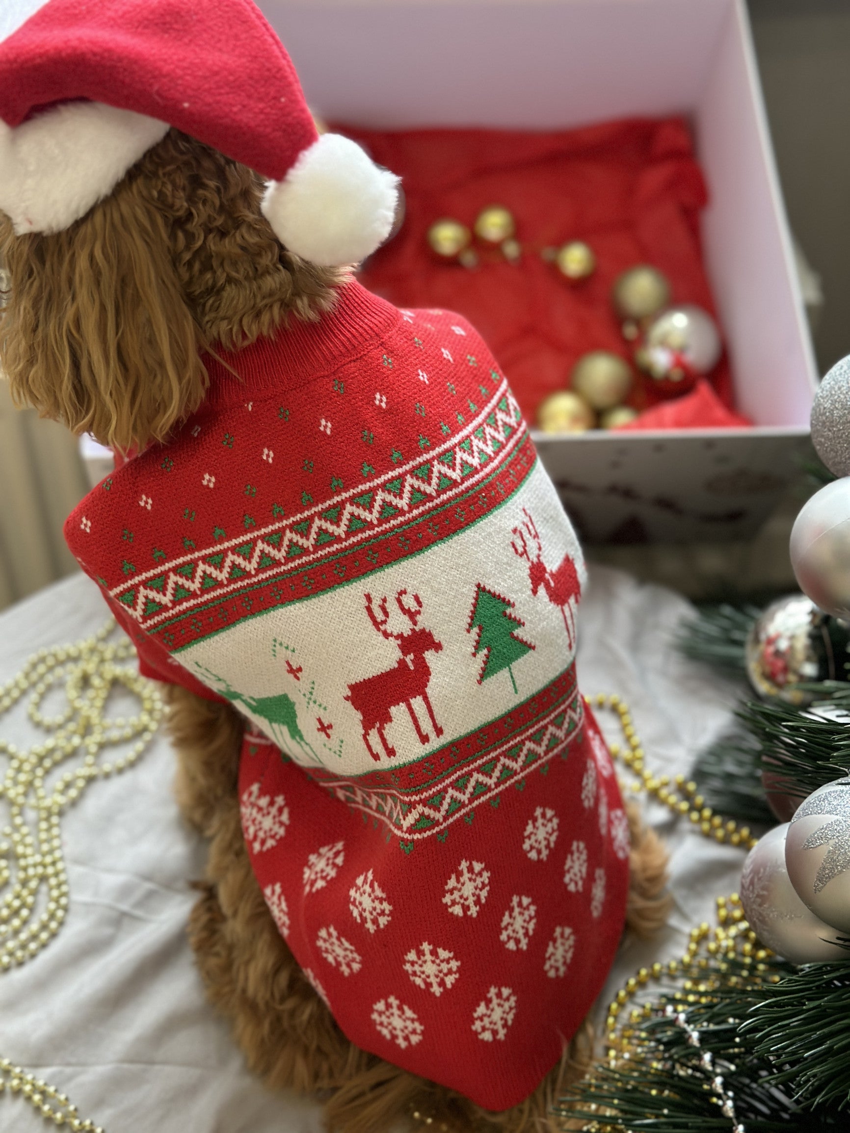Светр червоного кольору з новорічним принтом Олені