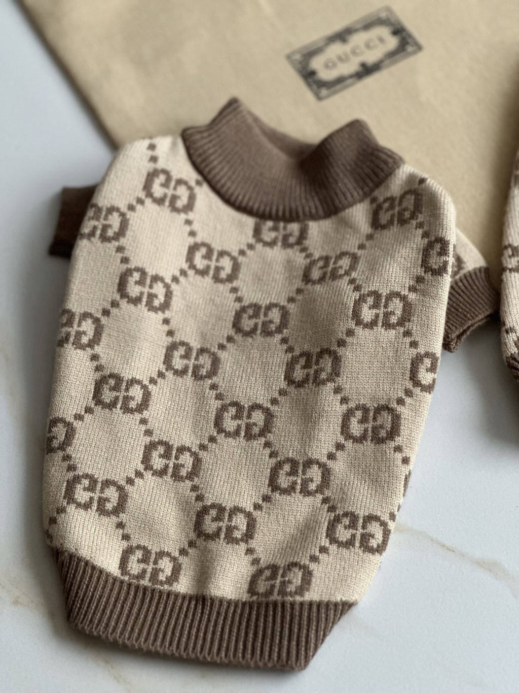 Beige-brown sweater with Gucci print