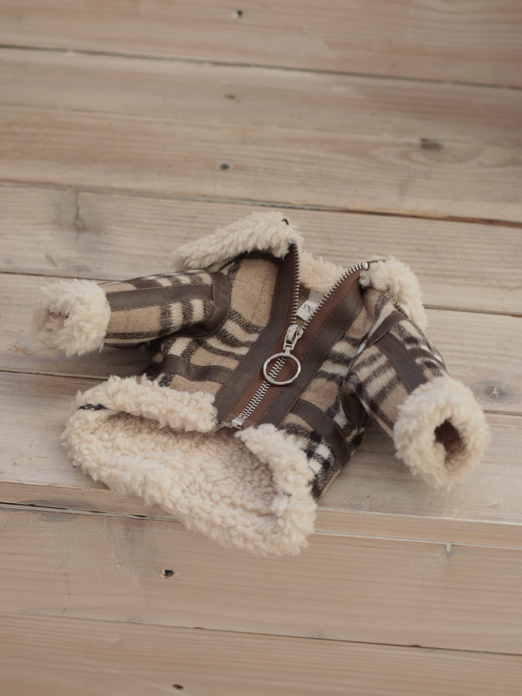 Куртка бежевого кольору з принтом Клітнка