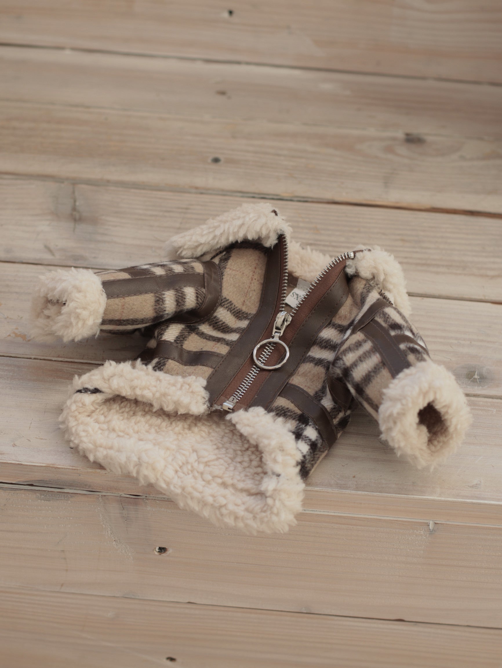 Куртка бежевого кольору з принтом Клітнка