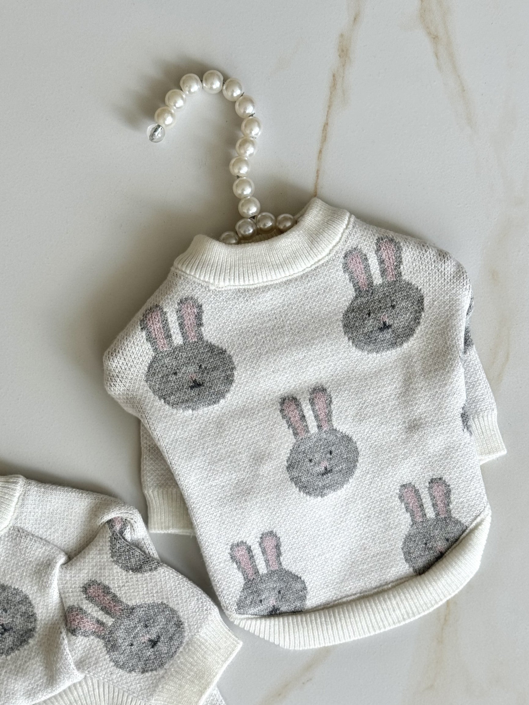 Светр білого кольору з принтом Зайці