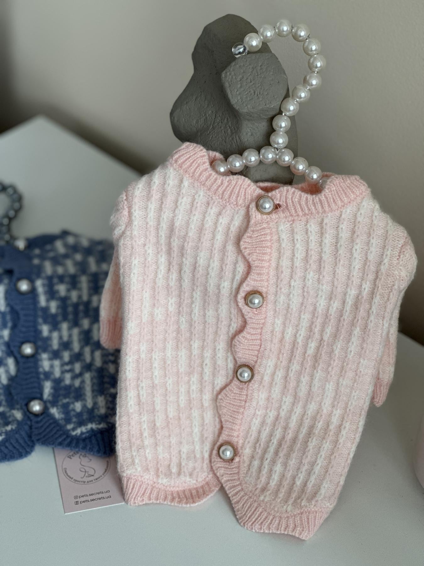 Светр рожевого кольору з ґудзиками на спинці