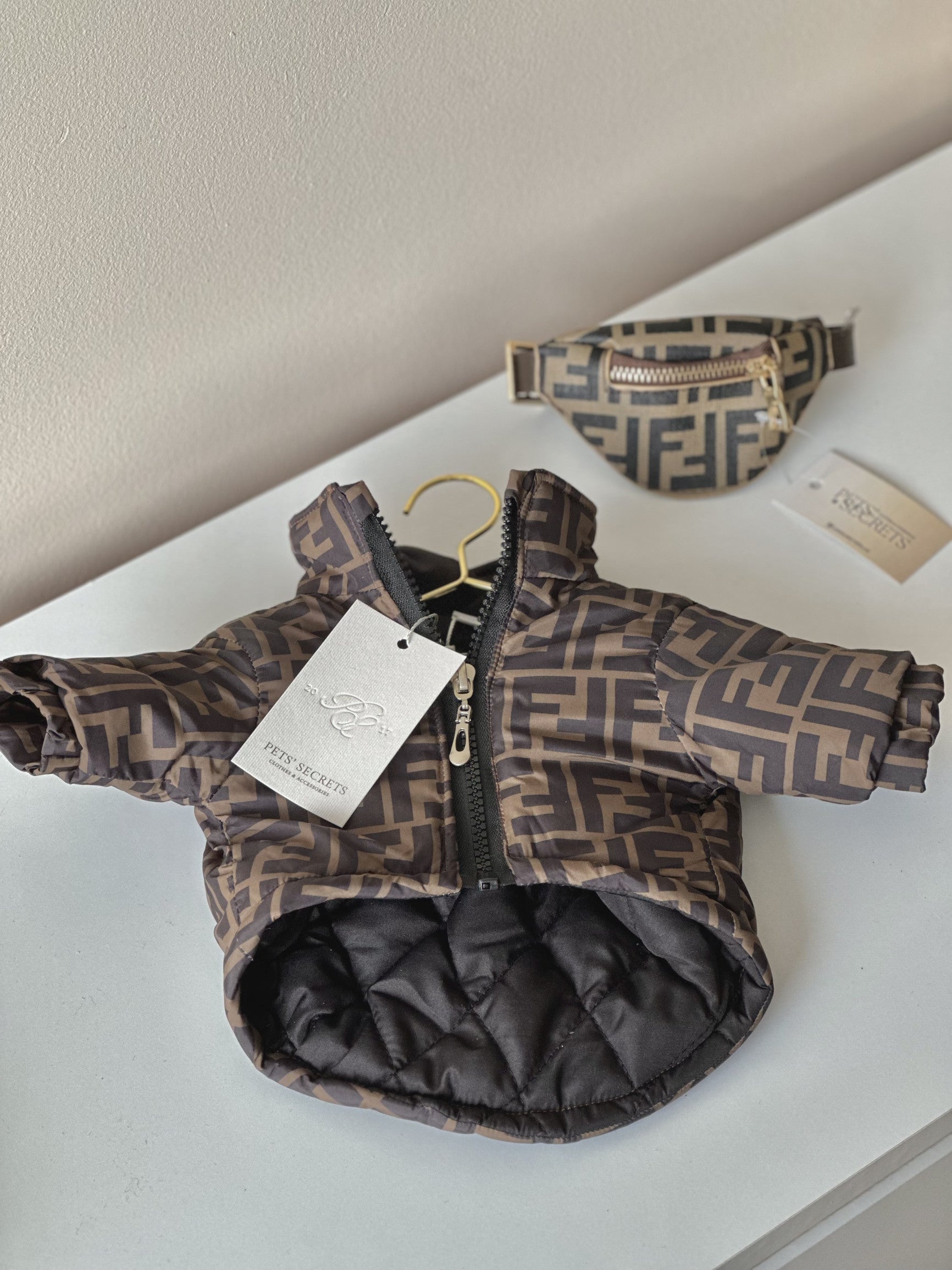 Куртка коричневого кольору з принтом Fendi Icon