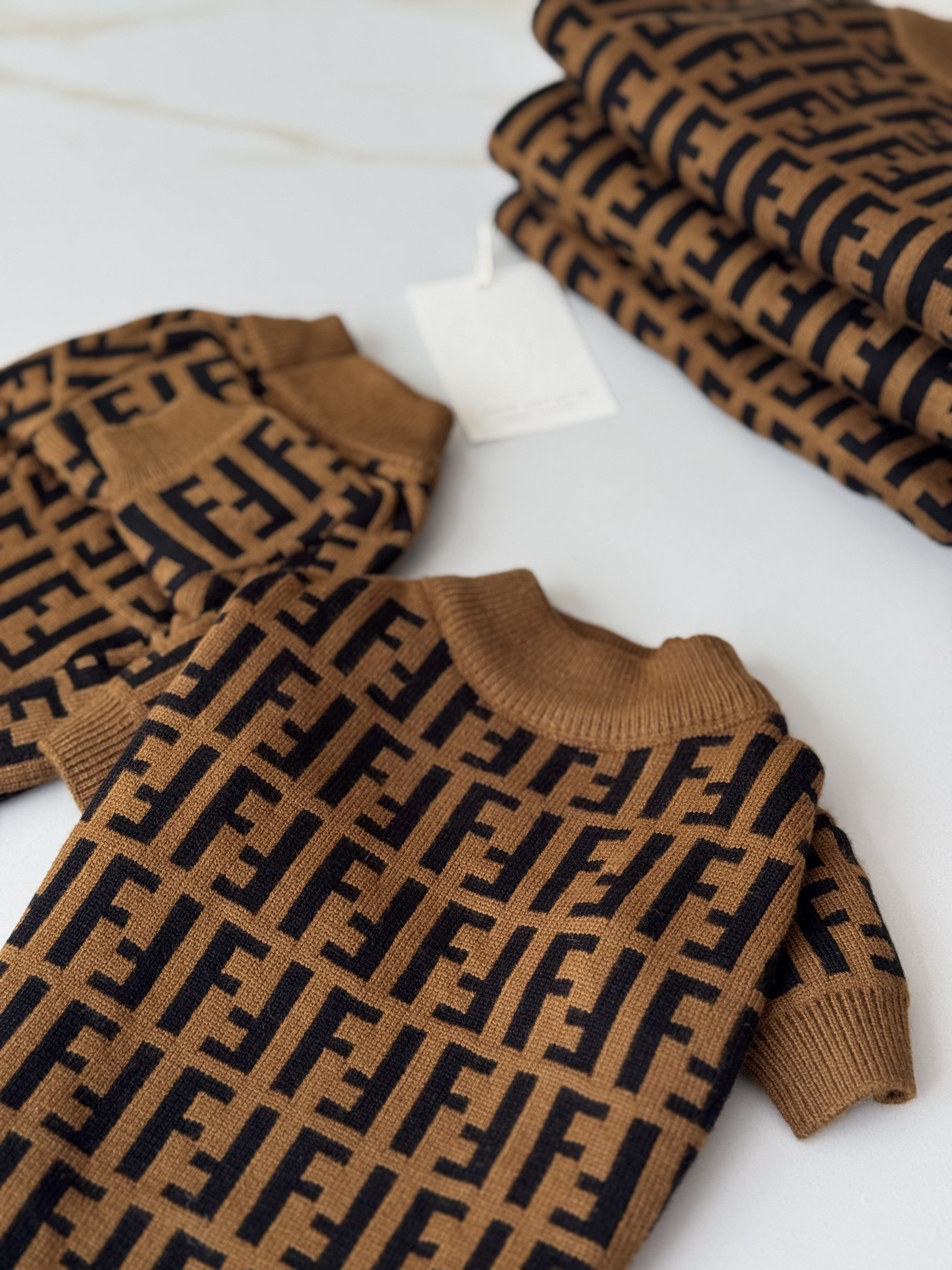 Светр коричневого кольору з принтом Fendi