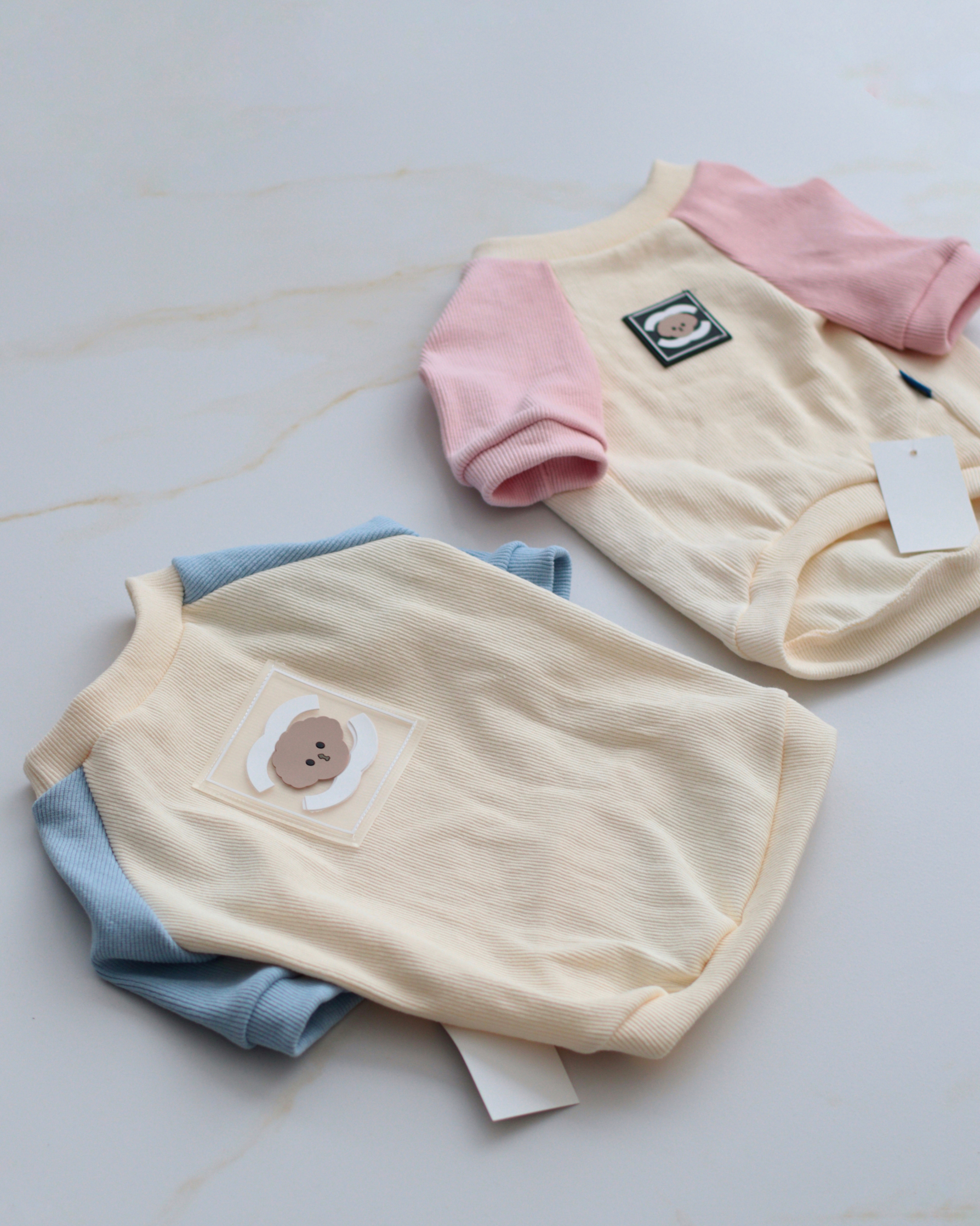 Світшот молочного кольору з блакитними рукавами Pastel