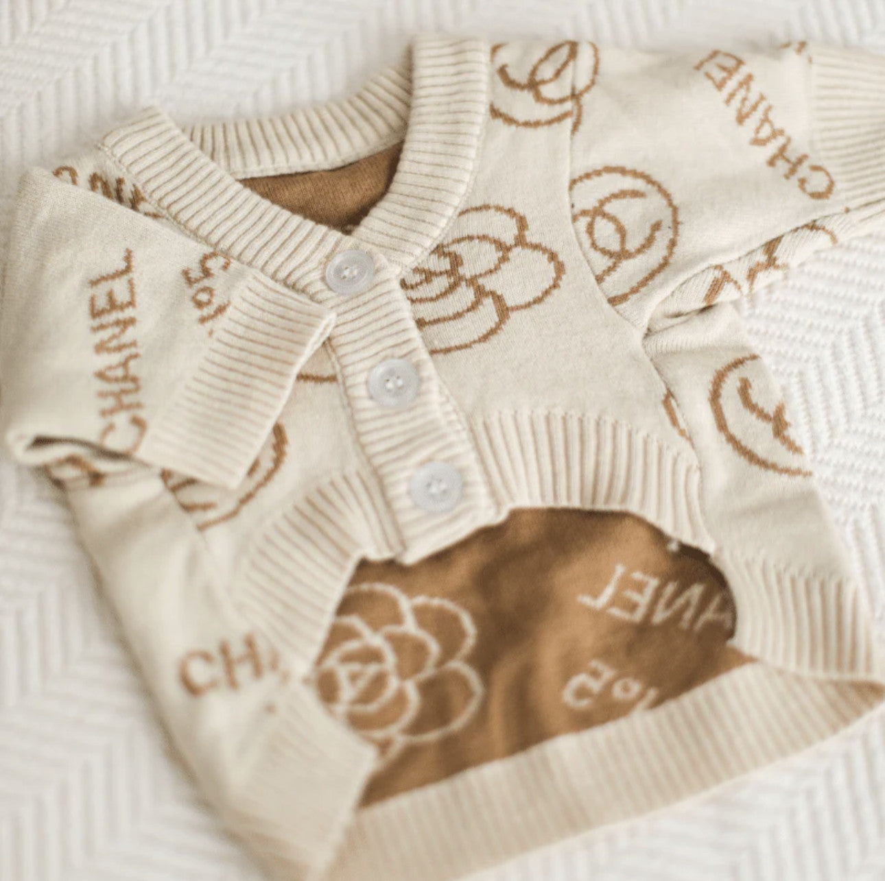 Кардиган бежевого кольору з принтом Chanel