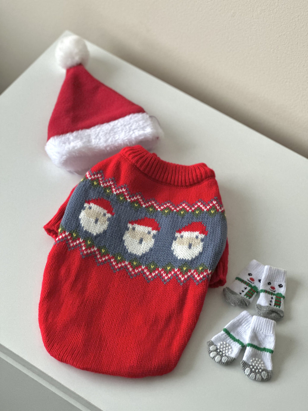 Светр червоного кольору з принтом Санта