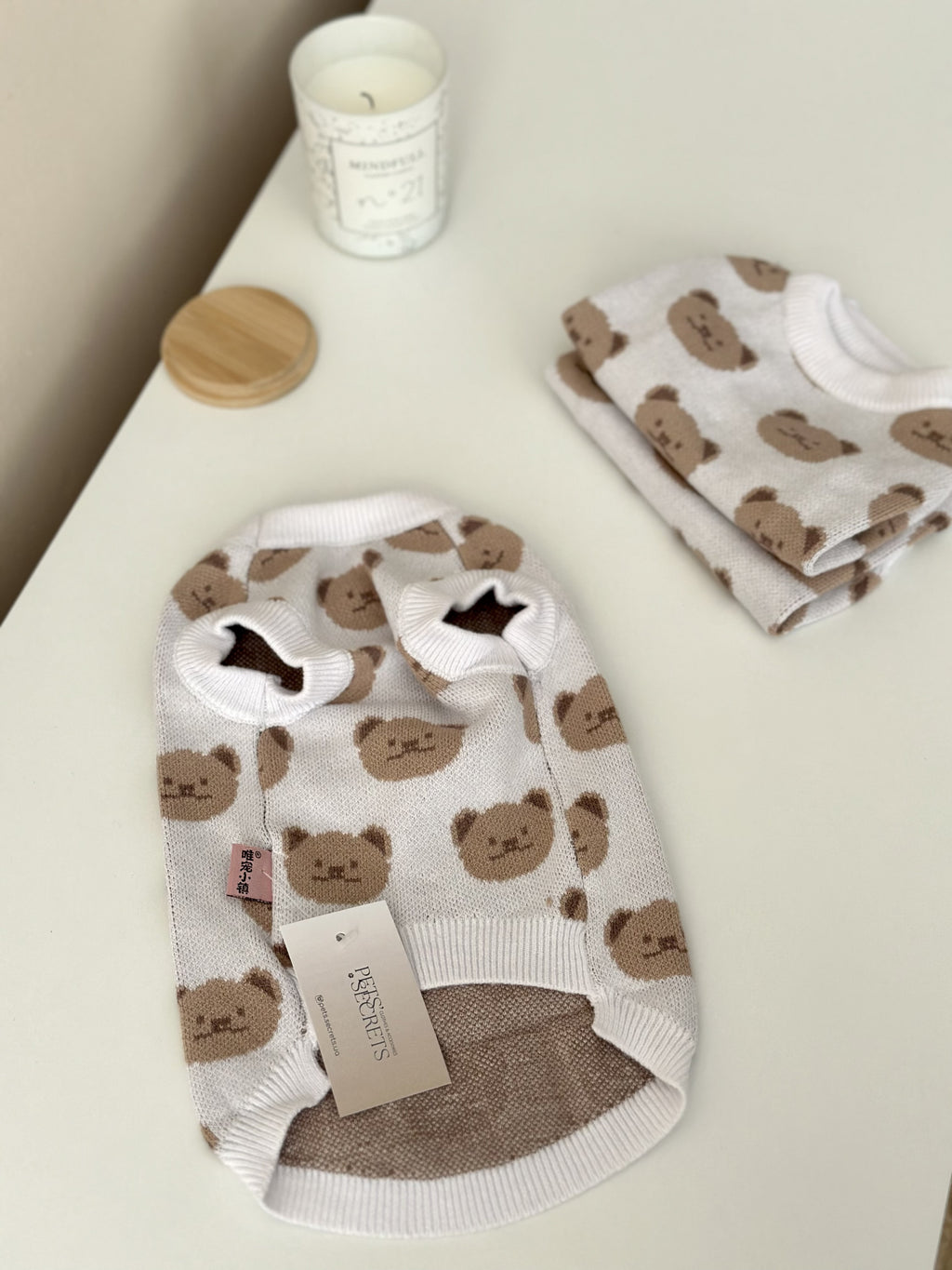 Светр-безрукавка білого кольору з принтом Bear