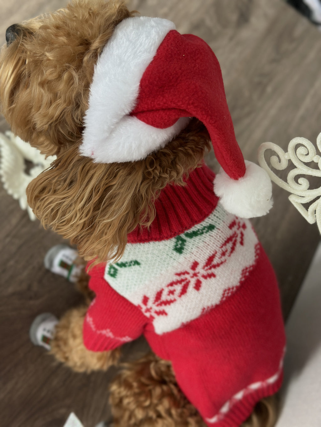 Светр червоного кольору з новорічним принтом Сніжинка