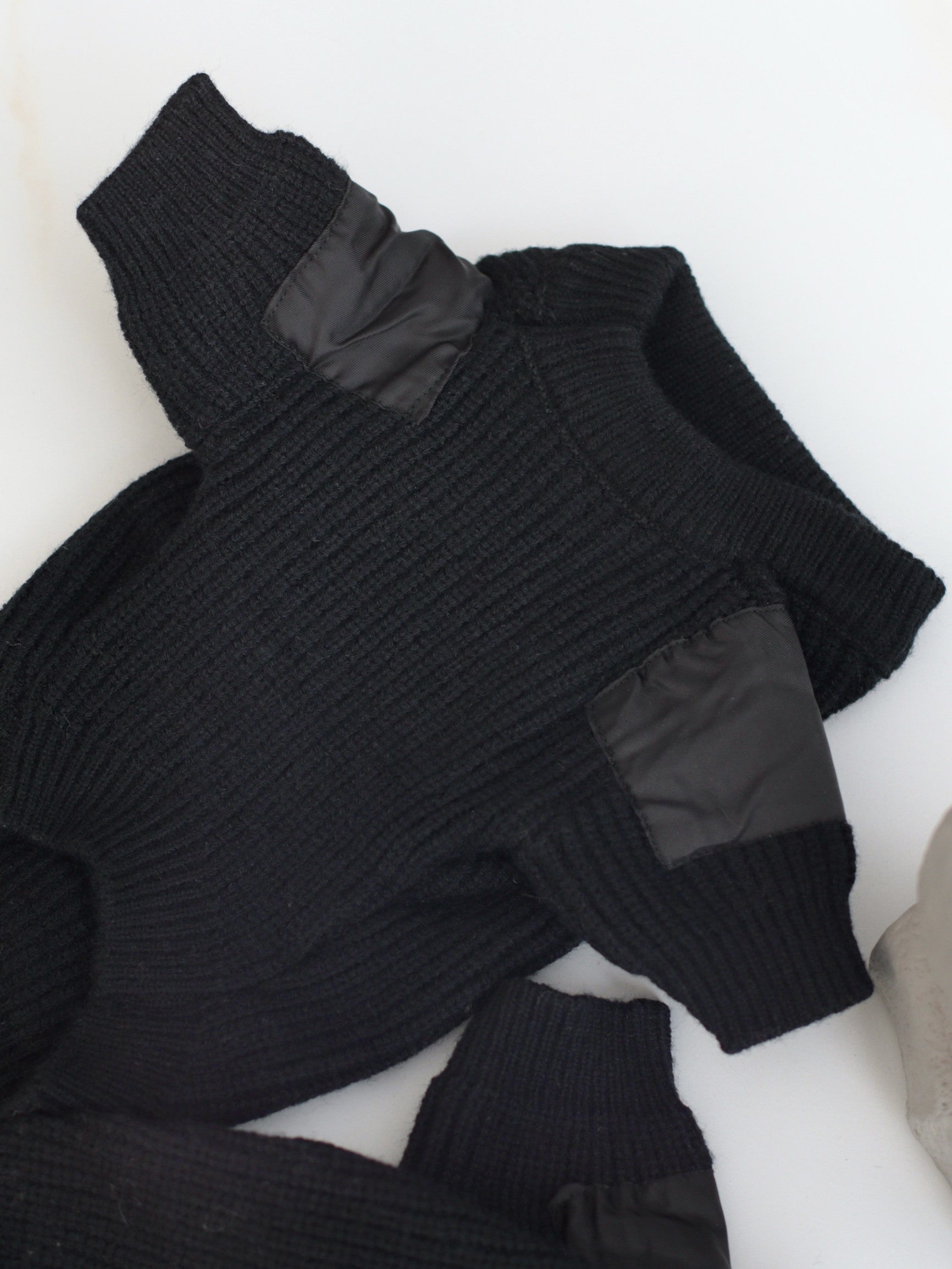 Светр чорного кольору з кишенею Prada