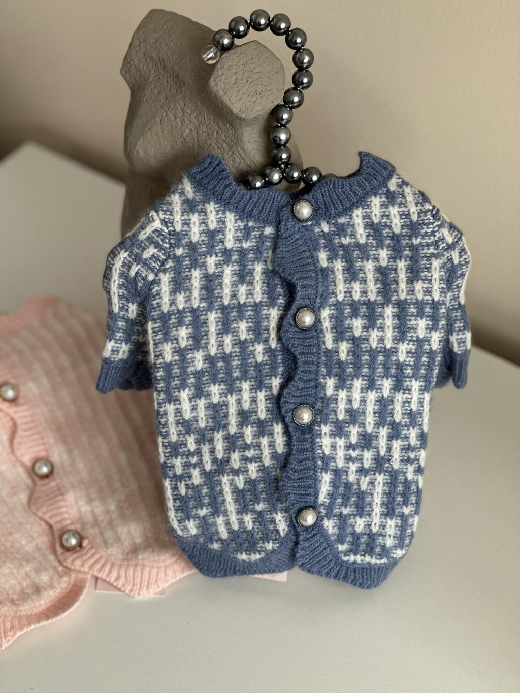 Светр блакитного кольору з ґудзиками на спинці