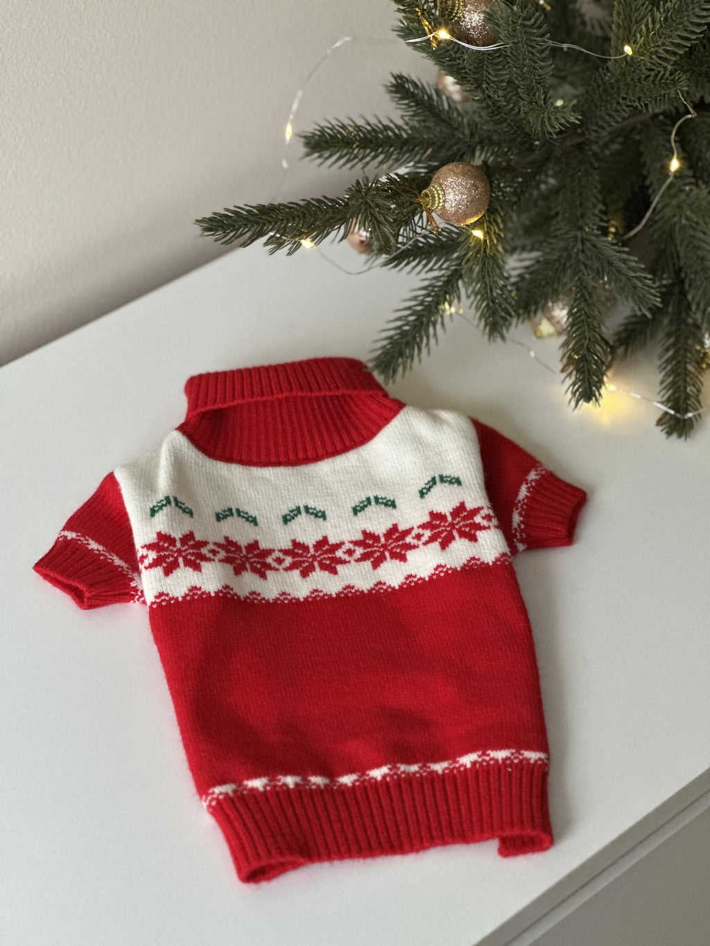 Светр червоного кольору з новорічним принтом Сніжинка