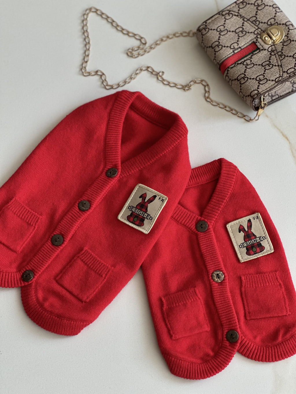 Светр-безрукавка червоного кольору Designed