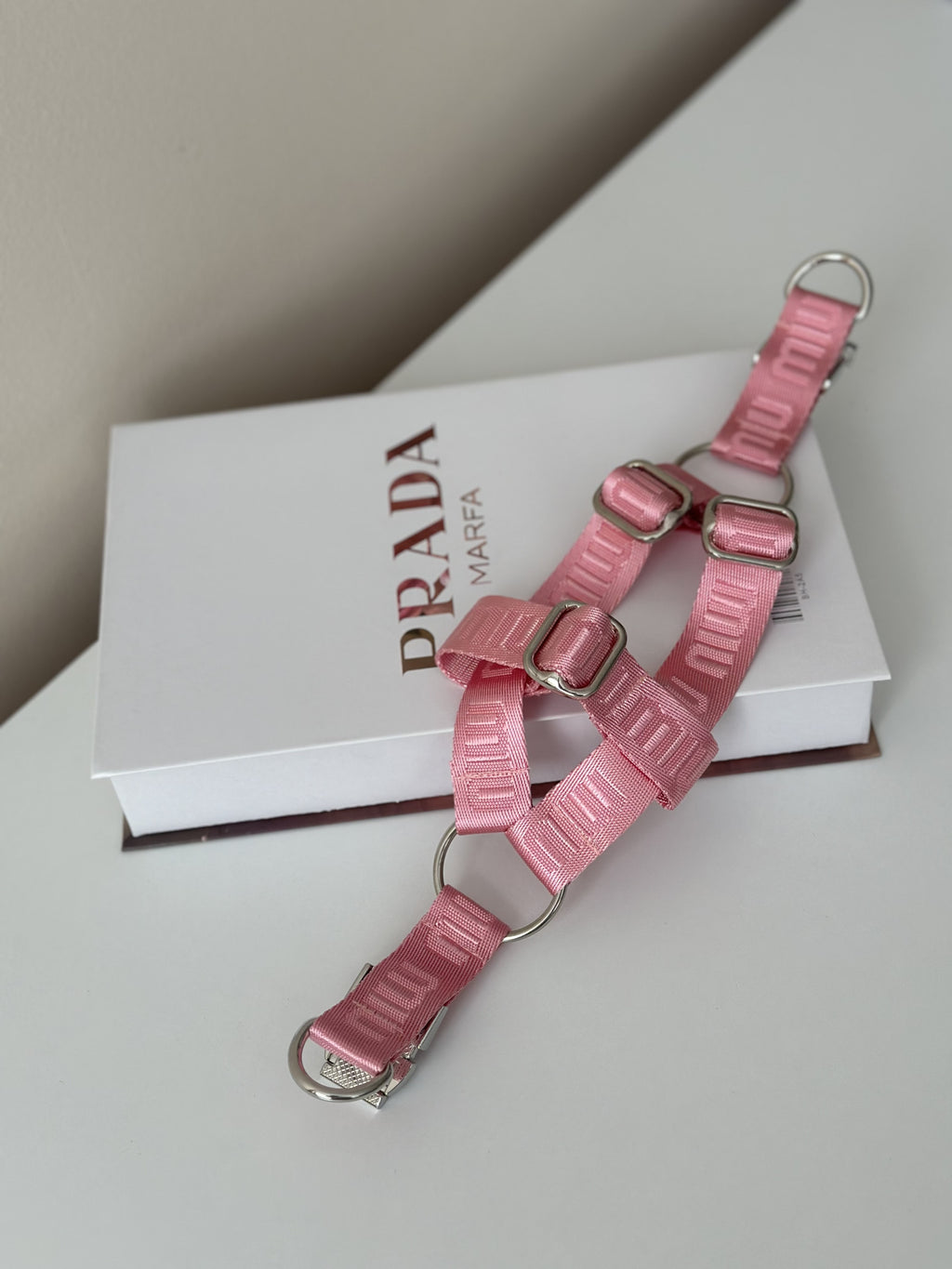 Шлея рожевого кольору з принтом Miu Miu