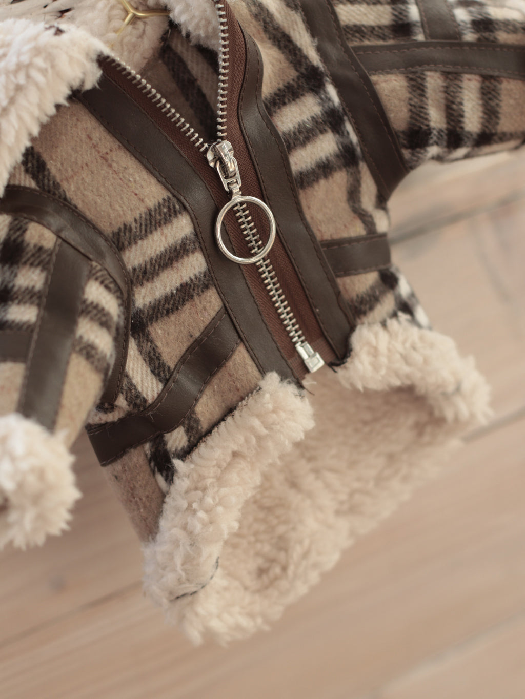 Куртка бежевого кольору з принтом Клітнка