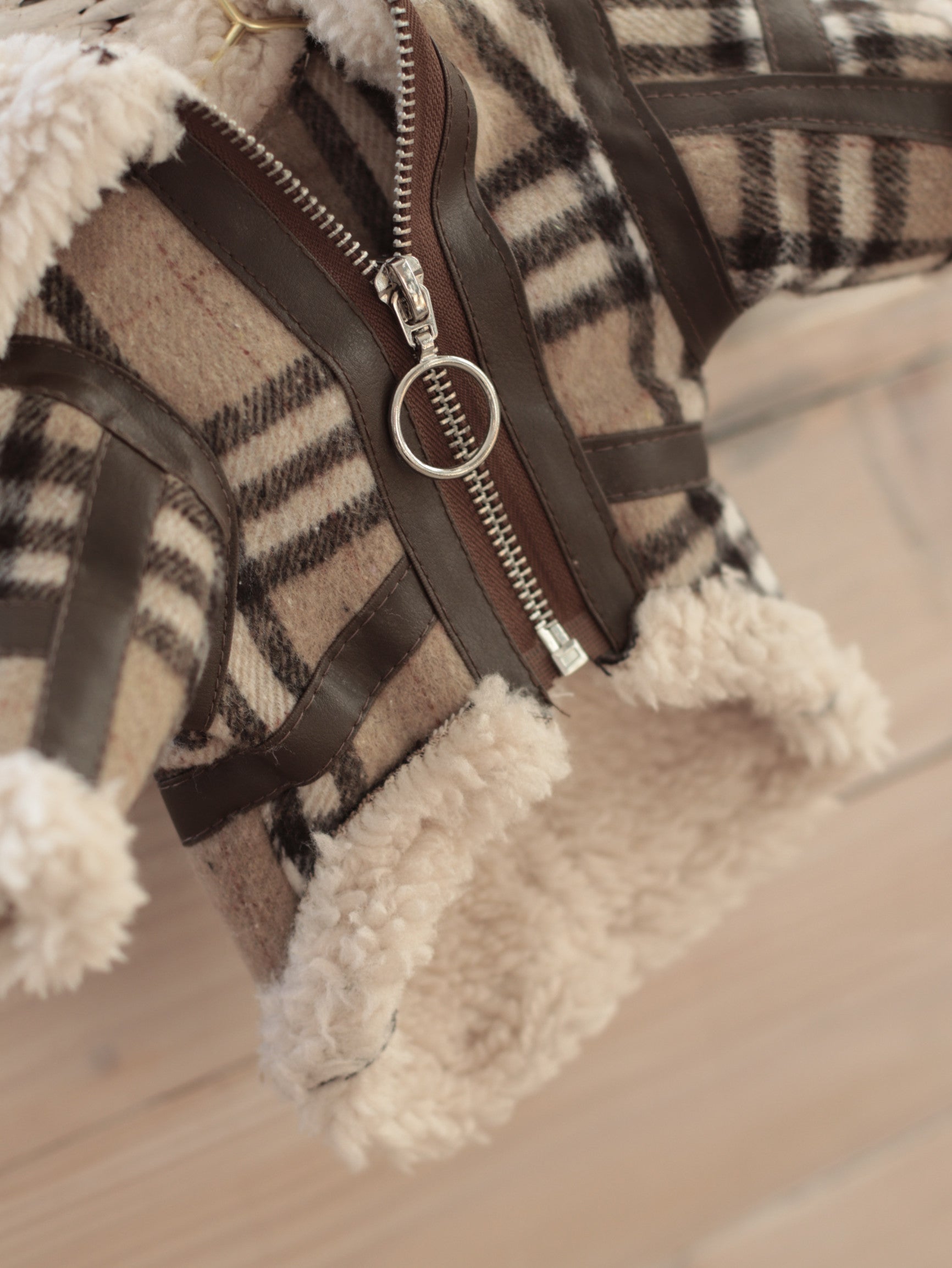 Куртка бежевого кольору з принтом Клітнка