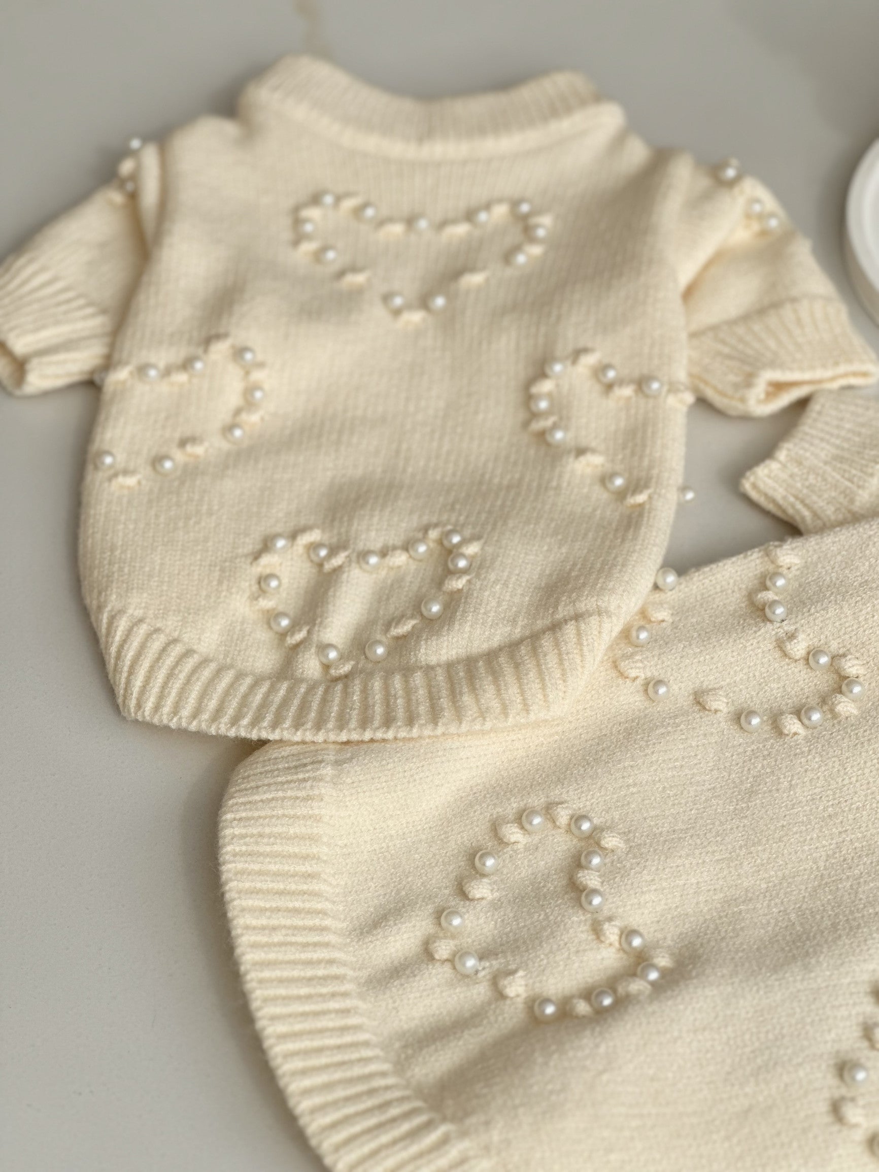 Светр молочного кольору з перлинками Сердечка