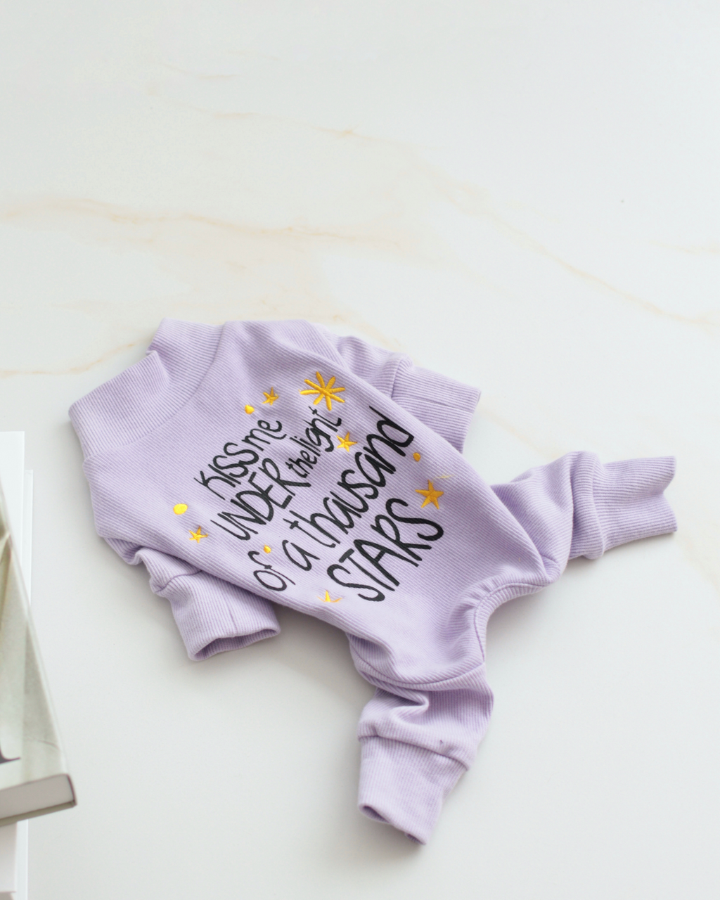 Комбінезон лавандового кольору з принтом Кiss me