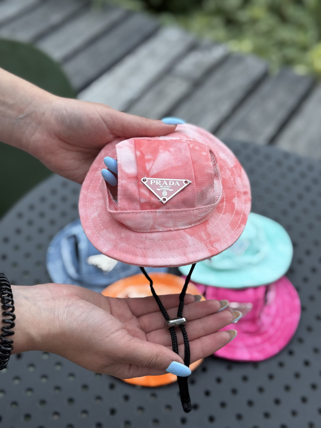 Панамка рожевого кольору Prada