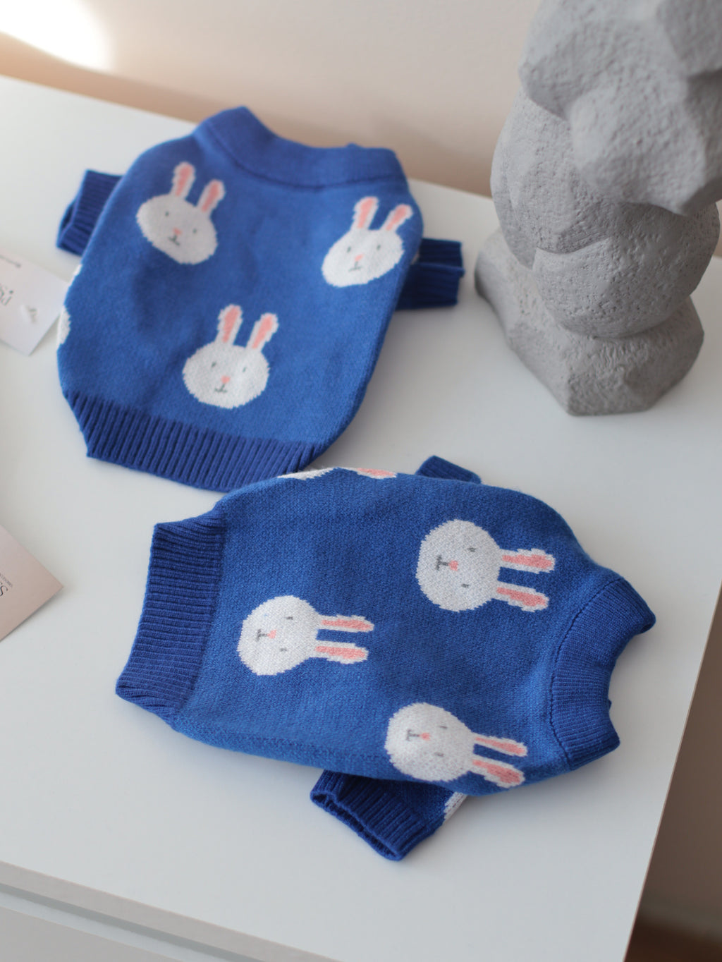 Светр синього кольору з принтом Зайці