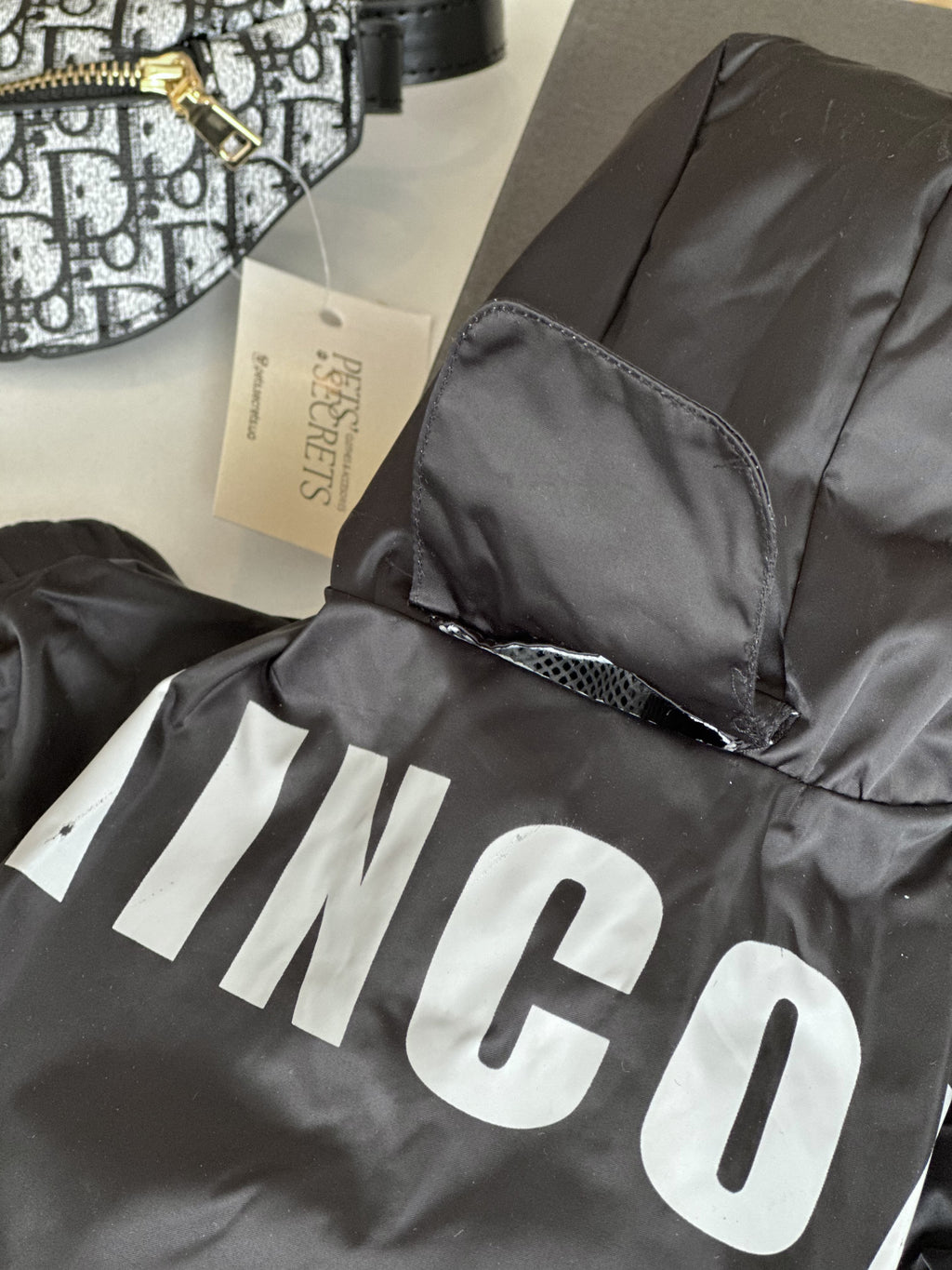 Black raincoat Is Pet