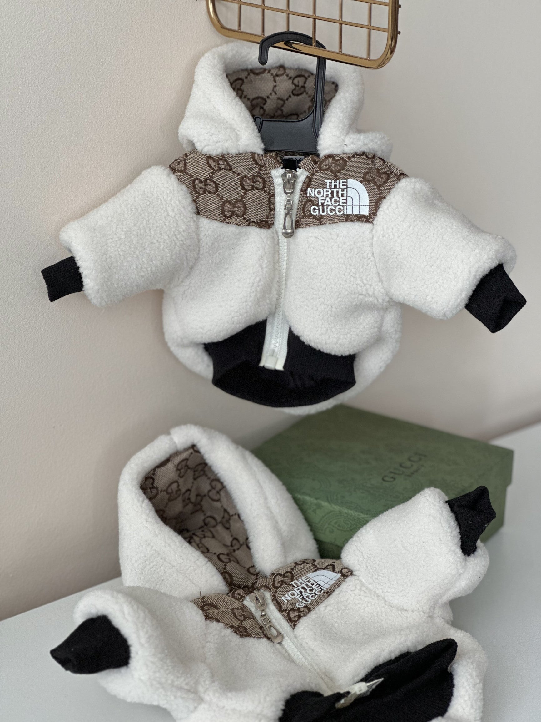 Куртка бежевого кольору з принтом The North Face Gucci