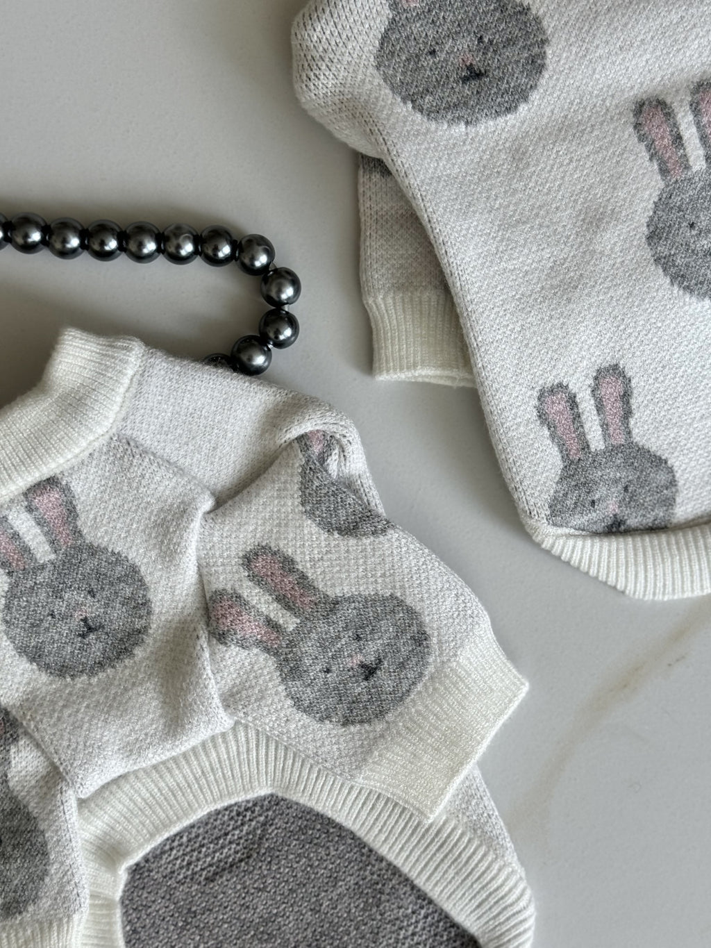 Светр білого кольору з принтом Зайці