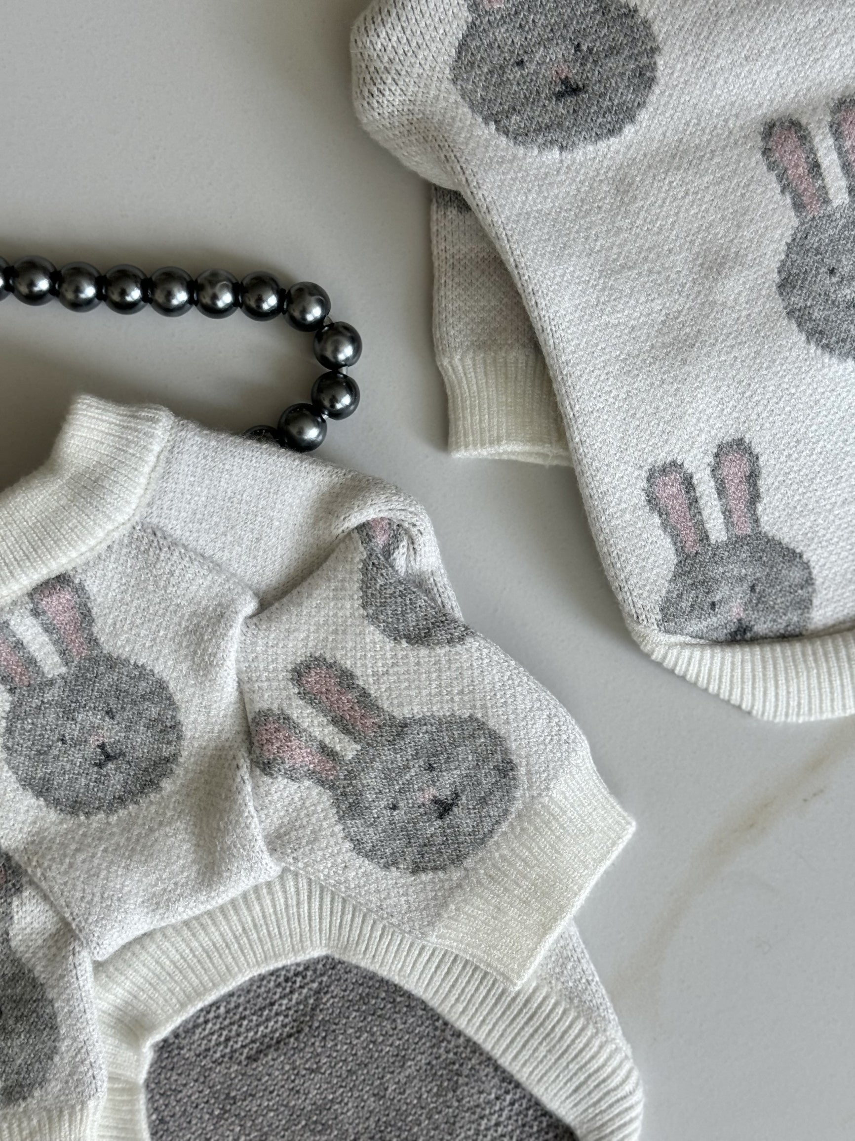 Светр білого кольору з принтом Зайці