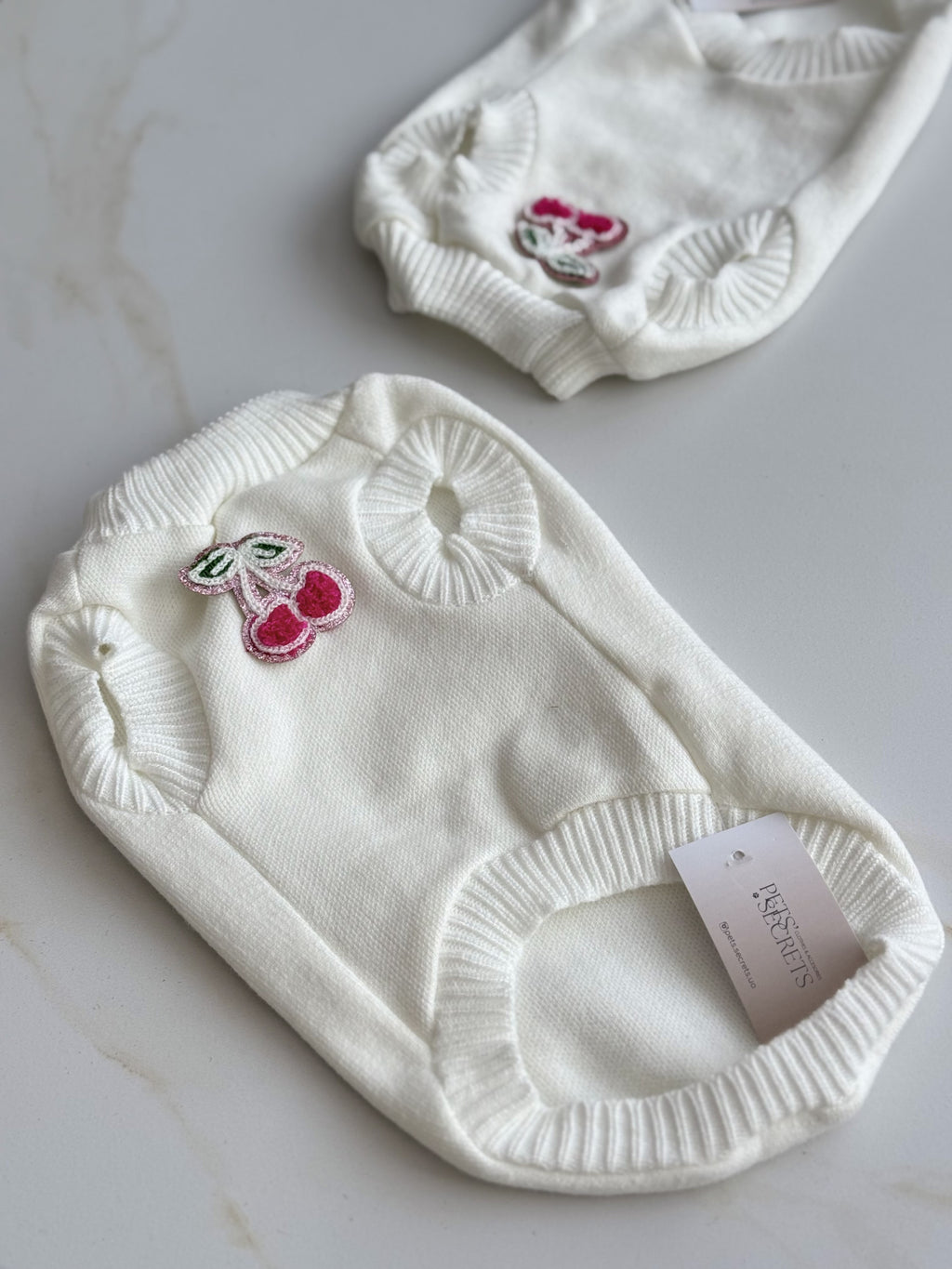 Светр молочного кольору з нашивками Cherry