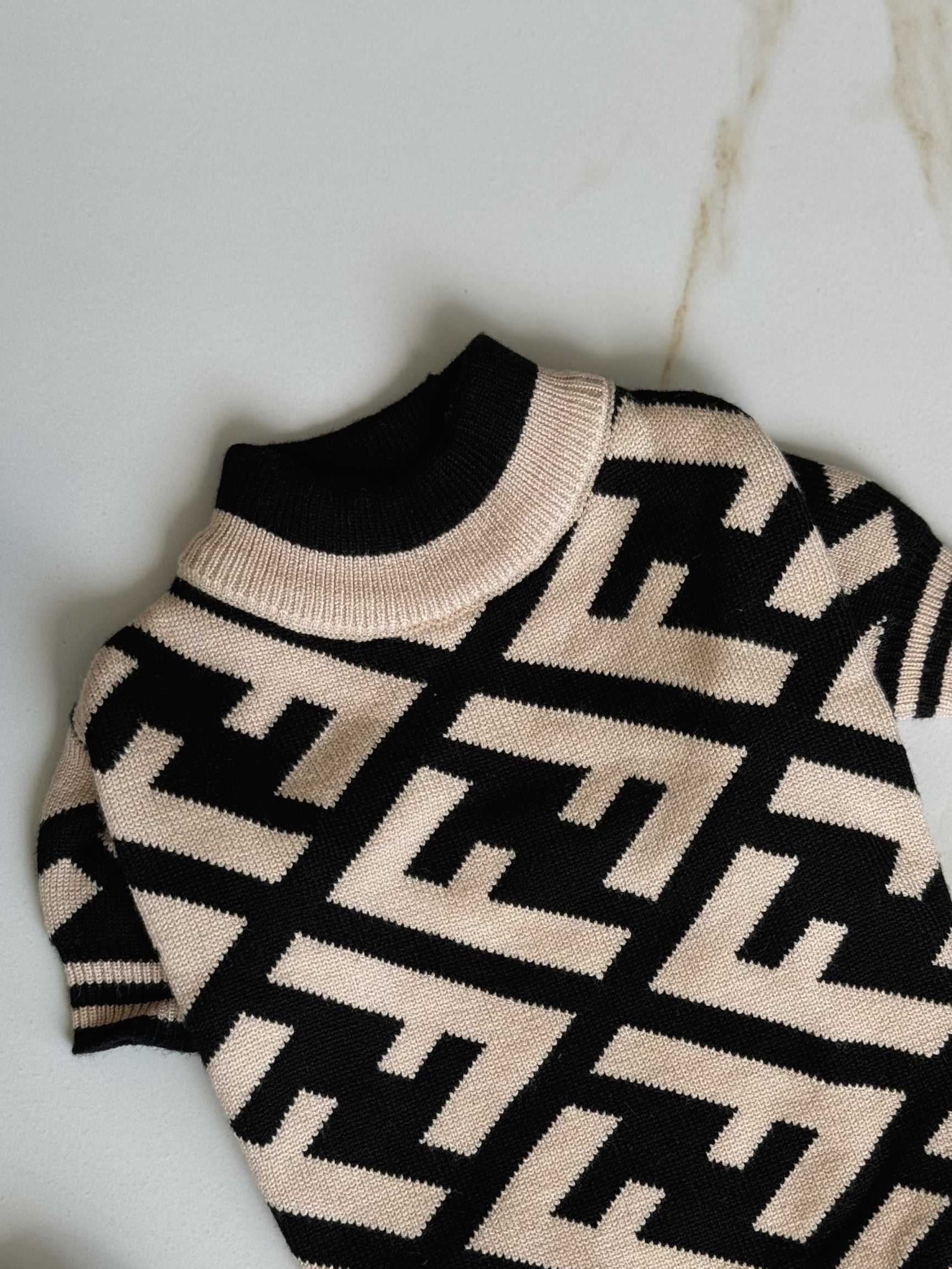 Светр чорного кольору з принтом Fendi