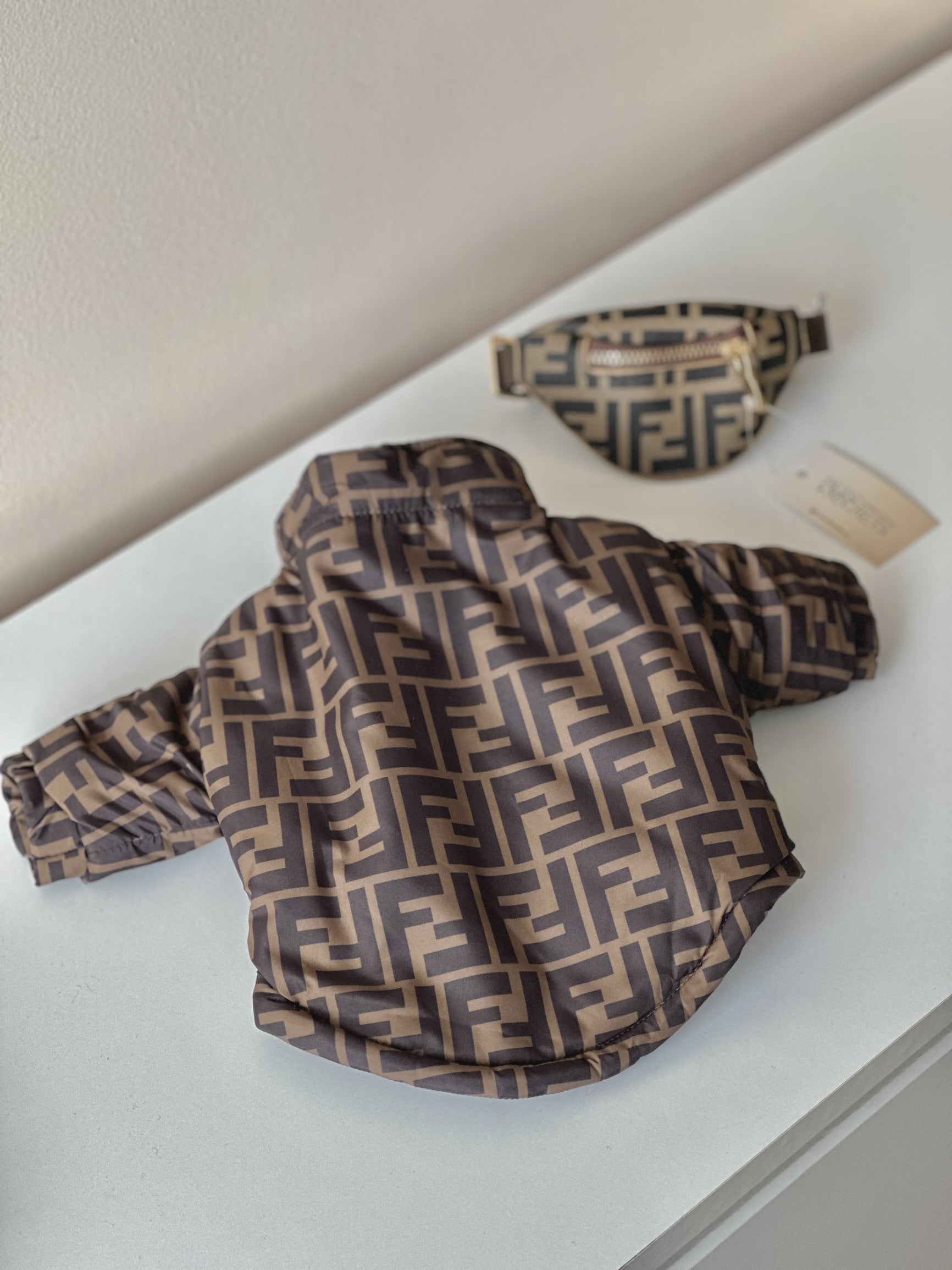 Куртка коричневого кольору з принтом Fendi Icon