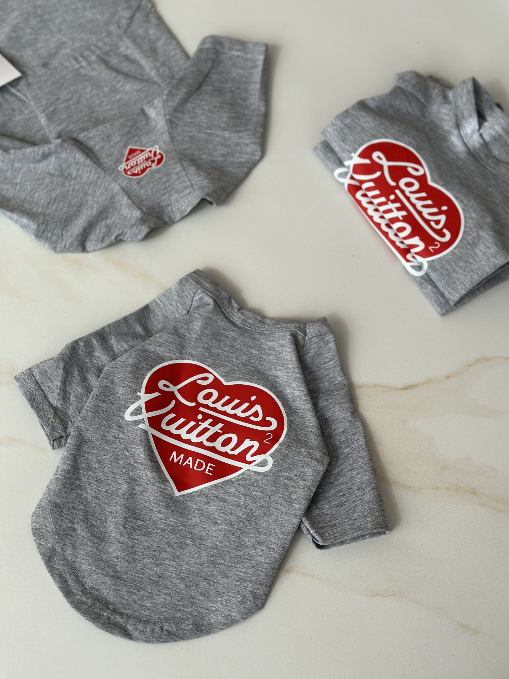 Футболка сірого кольору з принтом LV