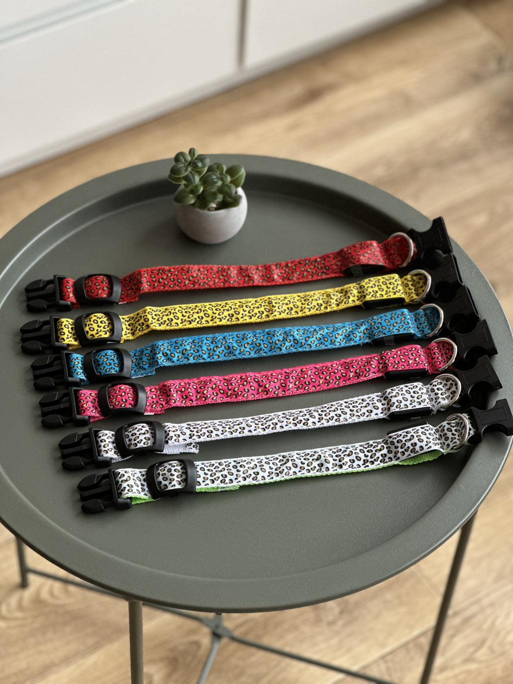 Нашийник з LED підсвічуванням синього кольору Leo